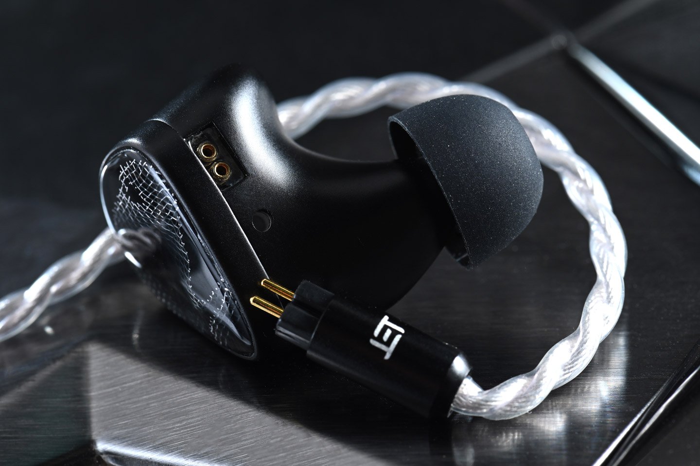 Noble Audio 最近動作多多、出機頻密，今次評測的是高階款式 Onyx（中文譯名：瑪瑙），其耳機外殼表面的設計參考了天然黑瑪瑙的紋理，在單元配置上亦進行全新嘗試，最特別之處是，用上更具備低失真、高反應力的 PZT 壓電陶瓷單元作為骨傳導之用，令中、高頻銜接更順暢、自然。