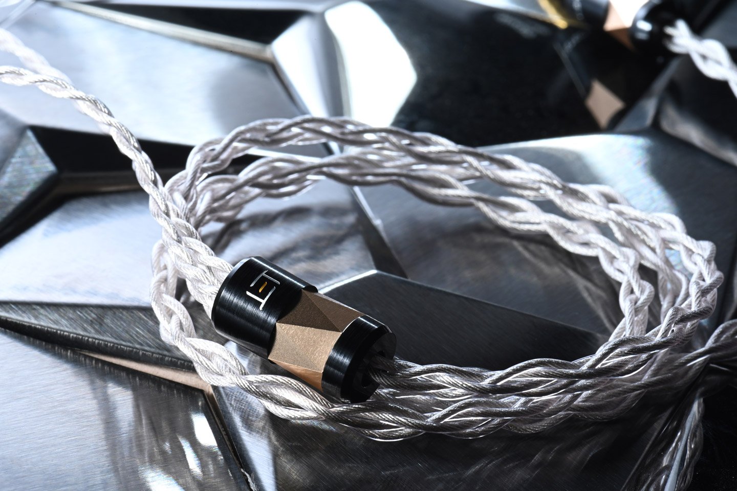 Noble Audio 最近動作多多、出機頻密，今次評測的是高階款式 Onyx（中文譯名：瑪瑙），其耳機外殼表面的設計參考了天然黑瑪瑙的紋理，在單元配置上亦進行全新嘗試，最特別之處是，用上更具備低失真、高反應力的 PZT 壓電陶瓷單元作為骨傳導之用，令中、高頻銜接更順暢、自然。
