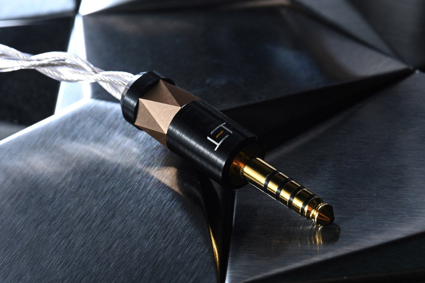 Noble Audio 最近動作多多、出機頻密，今次評測的是高階款式 Onyx（中文譯名：瑪瑙），其耳機外殼表面的設計參考了天然黑瑪瑙的紋理，在單元配置上亦進行全新嘗試，最特別之處是，用上更具備低失真、高反應力的 PZT 壓電陶瓷單元作為骨傳導之用，令中、高頻銜接更順暢、自然。