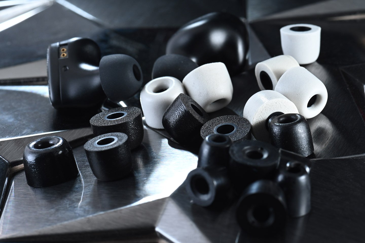Noble Audio 最近動作多多、出機頻密，今次評測的是高階款式 Onyx（中文譯名：瑪瑙），其耳機外殼表面的設計參考了天然黑瑪瑙的紋理，在單元配置上亦進行全新嘗試，最特別之處是，用上更具備低失真、高反應力的 PZT 壓電陶瓷單元作為骨傳導之用，令中、高頻銜接更順暢、自然。