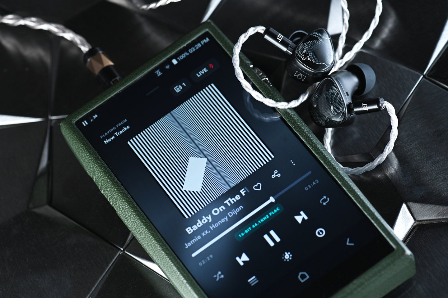 Noble Audio 最近動作多多、出機頻密，今次評測的是高階款式 Onyx（中文譯名：瑪瑙），其耳機外殼表面的設計參考了天然黑瑪瑙的紋理，在單元配置上亦進行全新嘗試，最特別之處是，用上更具備低失真、高反應力的 PZT 壓電陶瓷單元作為骨傳導之用，令中、高頻銜接更順暢、自然。