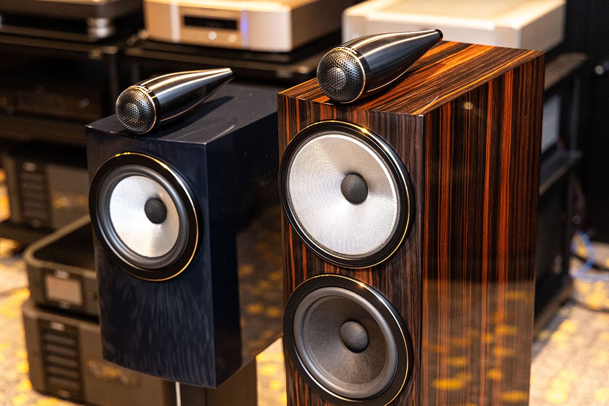 比起很多其他 Hi-End 音響品牌，以往可能 10 年、8 年的產品更替，英國 Bowers & Wilkins 近年在喇叭型號更新方面相當進取，也讓新型號可以更快獲得更高階的最新技術。繼之前旗艦 800 D4 系列推出 Signature 版之後，上年初推出的 700 S3 中階系列今次也帶來了 Signature 升級簽名版，同樣借鏡了不少旗艦 Signature 版的新設計和技術，甚至在近幾年的簽名版當中，可算是音質提升幅度最大的版本！