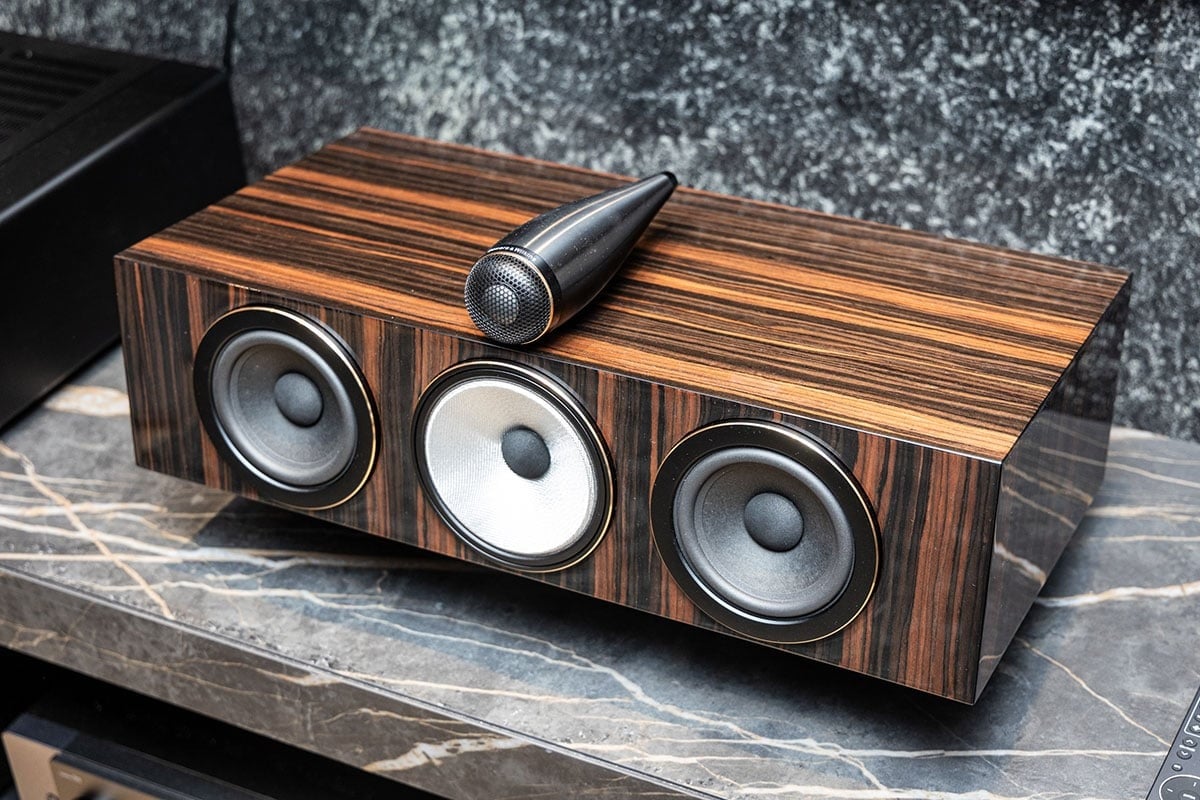 比起很多其他 Hi-End 音響品牌，以往可能 10 年、8 年的產品更替，英國 Bowers & Wilkins 近年在喇叭型號更新方面相當進取，也讓新型號可以更快獲得更高階的最新技術。繼之前旗艦 800 D4 系列推出 Signature 版之後，上年初推出的 700 S3 中階系列今次也帶來了 Signature 升級簽名版，同樣借鏡了不少旗艦 Signature 版的新設計和技術，甚至在近幾年的簽名版當中，可算是音質提升幅度最大的版本！