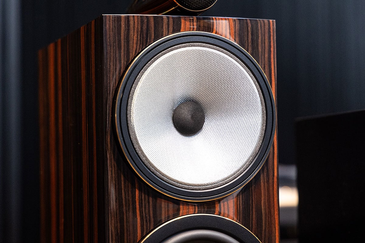 比起很多其他 Hi-End 音響品牌，以往可能 10 年、8 年的產品更替，英國 Bowers & Wilkins 近年在喇叭型號更新方面相當進取，也讓新型號可以更快獲得更高階的最新技術。繼之前旗艦 800 D4 系列推出 Signature 版之後，上年初推出的 700 S3 中階系列今次也帶來了 Signature 升級簽名版，同樣借鏡了不少旗艦 Signature 版的新設計和技術，甚至在近幾年的簽名版當中，可算是音質提升幅度最大的版本！