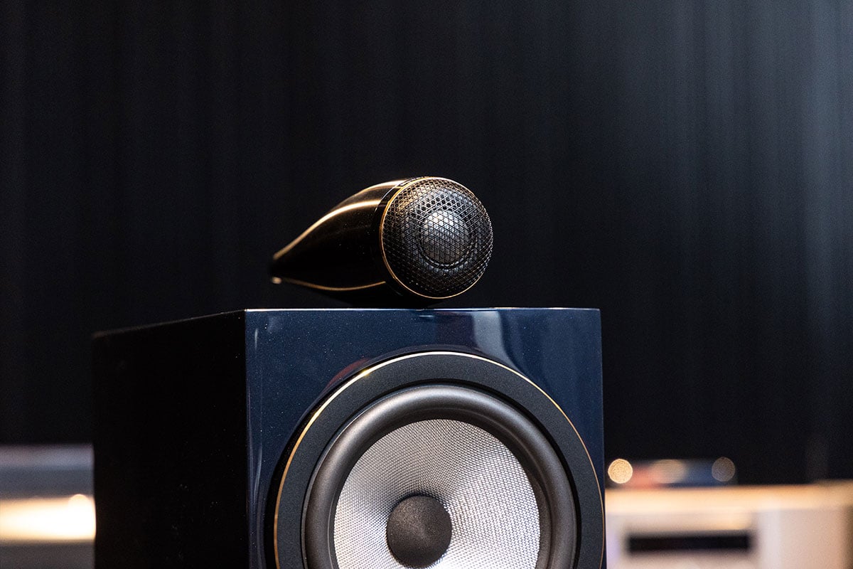 比起很多其他 Hi-End 音響品牌，以往可能 10 年、8 年的產品更替，英國 Bowers & Wilkins 近年在喇叭型號更新方面相當進取，也讓新型號可以更快獲得更高階的最新技術。繼之前旗艦 800 D4 系列推出 Signature 版之後，上年初推出的 700 S3 中階系列今次也帶來了 Signature 升級簽名版，同樣借鏡了不少旗艦 Signature 版的新設計和技術，甚至在近幾年的簽名版當中，可算是音質提升幅度最大的版本！