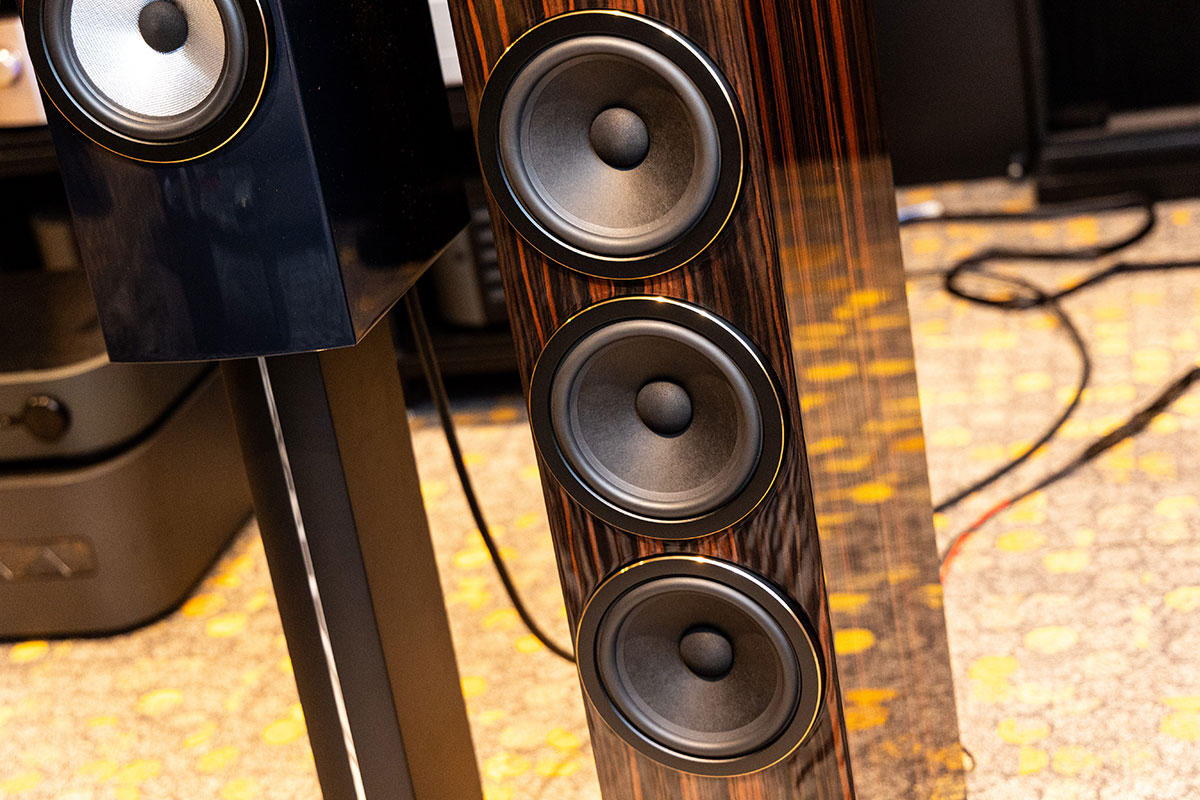 比起很多其他 Hi-End 音響品牌，以往可能 10 年、8 年的產品更替，英國 Bowers & Wilkins 近年在喇叭型號更新方面相當進取，也讓新型號可以更快獲得更高階的最新技術。繼之前旗艦 800 D4 系列推出 Signature 版之後，上年初推出的 700 S3 中階系列今次也帶來了 Signature 升級簽名版，同樣借鏡了不少旗艦 Signature 版的新設計和技術，甚至在近幾年的簽名版當中，可算是音質提升幅度最大的版本！