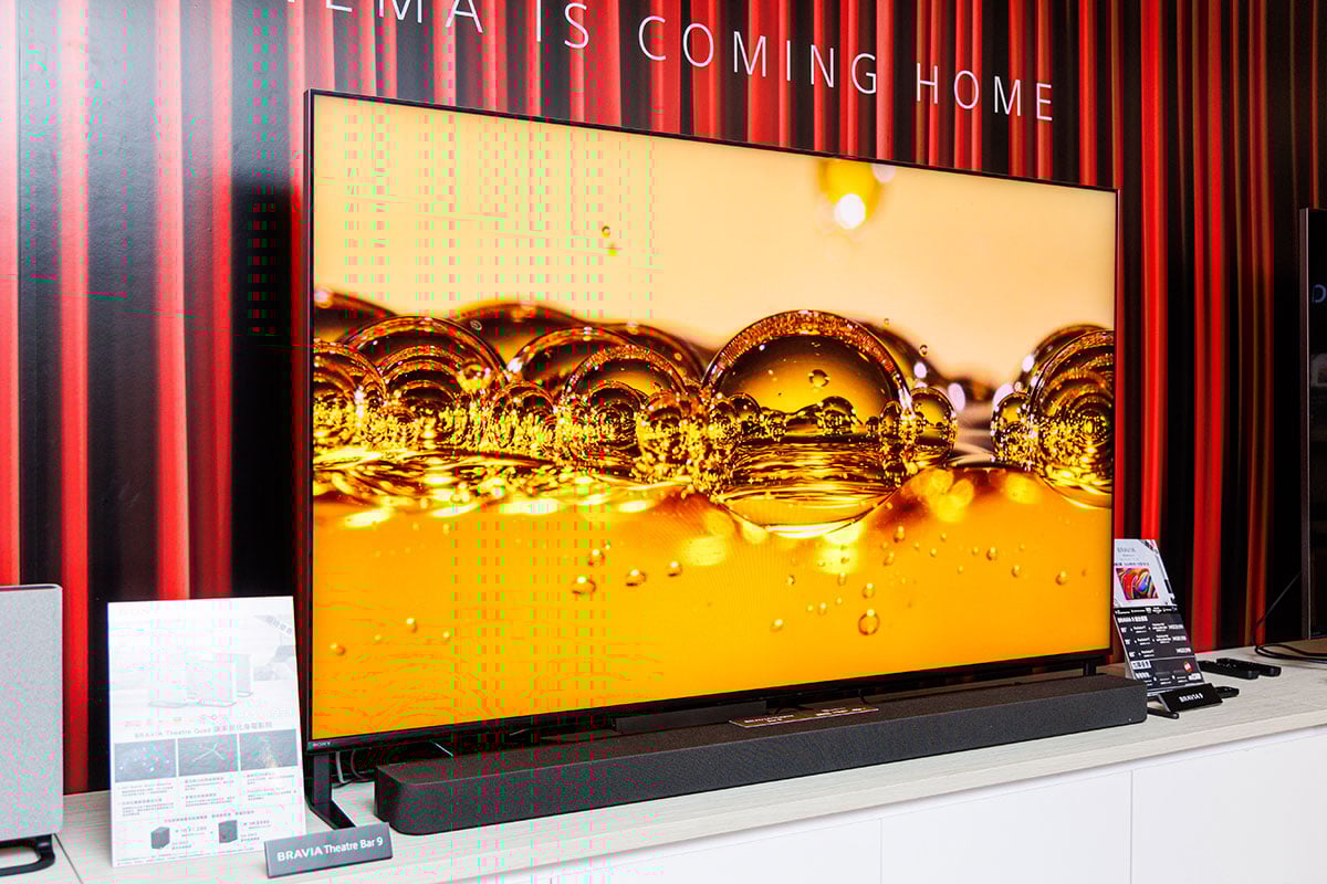 Sony 今年新系列的 BRAVIA 電視以及 Soundbar 剛剛在香港正式推出，部分售價也正式公佈。以「Cinema is Coming Home」作為主題，透過各種增強視覺、聽覺體驗的技術，為用戶帶來更強的影院級觀賞體驗。今次新機採用了全新的命名方式，包括旗艦 Mini LED 電視 BRAVIA 9 系列、OLED 電視 BRAVIA 8 系列、中階 Mini LED 電視 BRAVIA 7 系列以及入門 LED 電視 BRAVIA 3 系列，由當中 BRAVIA 9 由即日起至 7 月 1 日接受預訂，Soundbar 系列也陸續開始發售。
