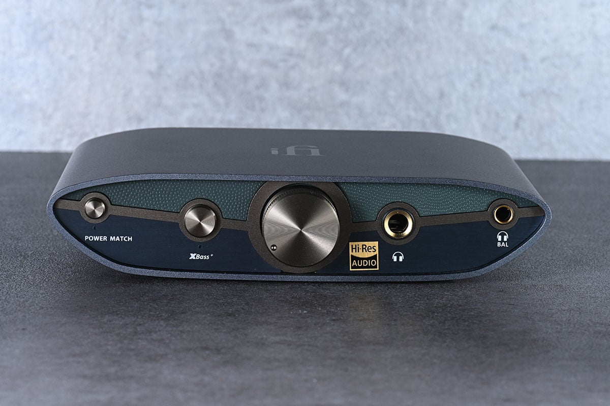 ZEN DAC 系列是 iFi 廣受好評而且有大量獎項肯定的解碼耳擴系列，包括連續 4 年被《What Hi-Fi?》評為「200 英鎊以下最佳 DAC」。今次最新推出的 ZEN DAC 3 就一口氣將 Hi-Res 支援規格加倍至高達 PCM 32bit/768kHz、DSD512，也繼續支援 MQA 解碼，改用了 USB-C 讓連接更方便，深灰色的全新外形也更專業。