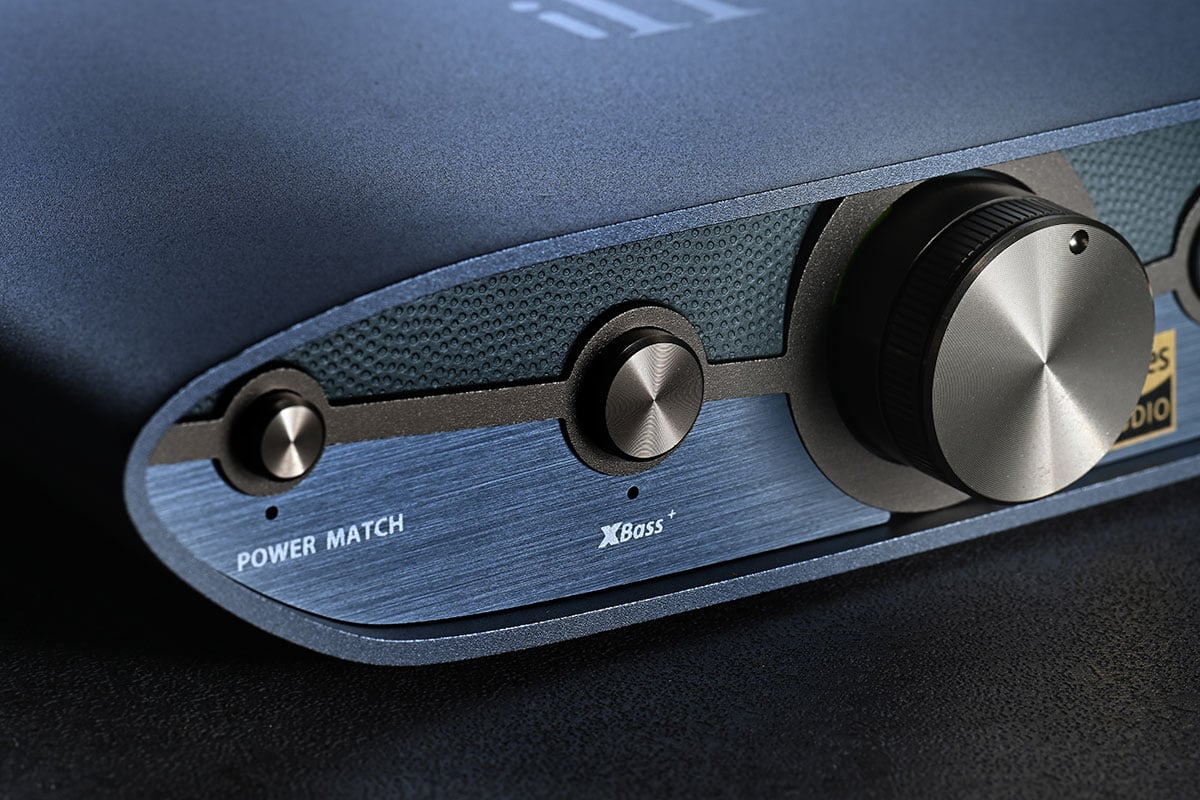 ZEN DAC 系列是 iFi 廣受好評而且有大量獎項肯定的解碼耳擴系列，包括連續 4 年被《What Hi-Fi?》評為「200 英鎊以下最佳 DAC」。今次最新推出的 ZEN DAC 3 就一口氣將 Hi-Res 支援規格加倍至高達 PCM 32bit/768kHz、DSD512，也繼續支援 MQA 解碼，改用了 USB-C 讓連接更方便，深灰色的全新外形也更專業。