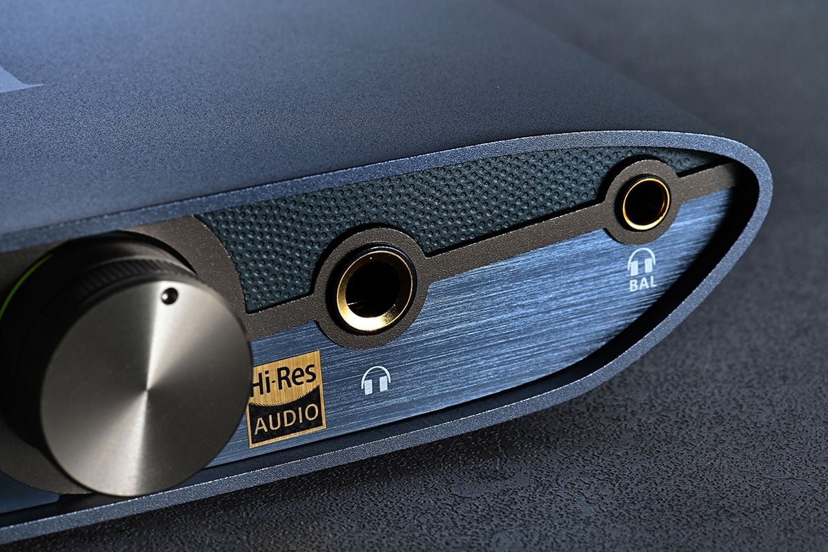 ZEN DAC 系列是 iFi 廣受好評而且有大量獎項肯定的解碼耳擴系列，包括連續 4 年被《What Hi-Fi?》評為「200 英鎊以下最佳 DAC」。今次最新推出的 ZEN DAC 3 就一口氣將 Hi-Res 支援規格加倍至高達 PCM 32bit/768kHz、DSD512，也繼續支援 MQA 解碼，改用了 USB-C 讓連接更方便，深灰色的全新外形也更專業。