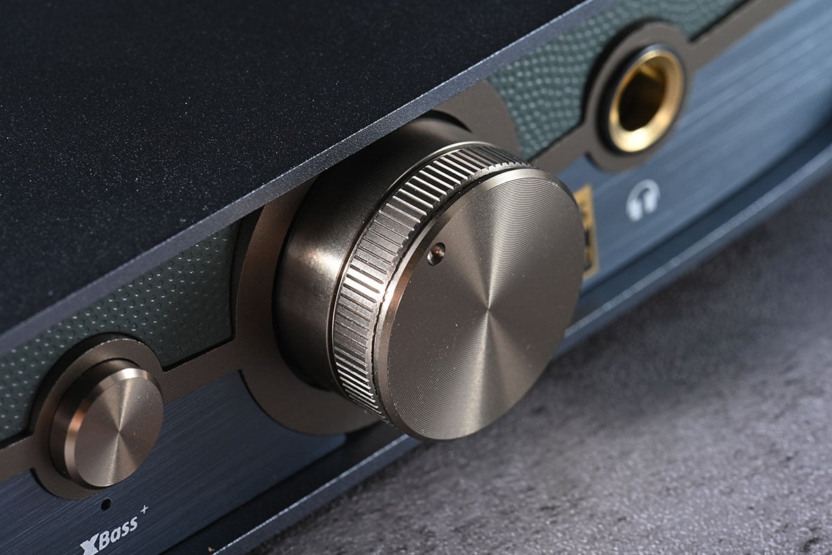 ZEN DAC 系列是 iFi 廣受好評而且有大量獎項肯定的解碼耳擴系列，包括連續 4 年被《What Hi-Fi?》評為「200 英鎊以下最佳 DAC」。今次最新推出的 ZEN DAC 3 就一口氣將 Hi-Res 支援規格加倍至高達 PCM 32bit/768kHz、DSD512，也繼續支援 MQA 解碼，改用了 USB-C 讓連接更方便，深灰色的全新外形也更專業。