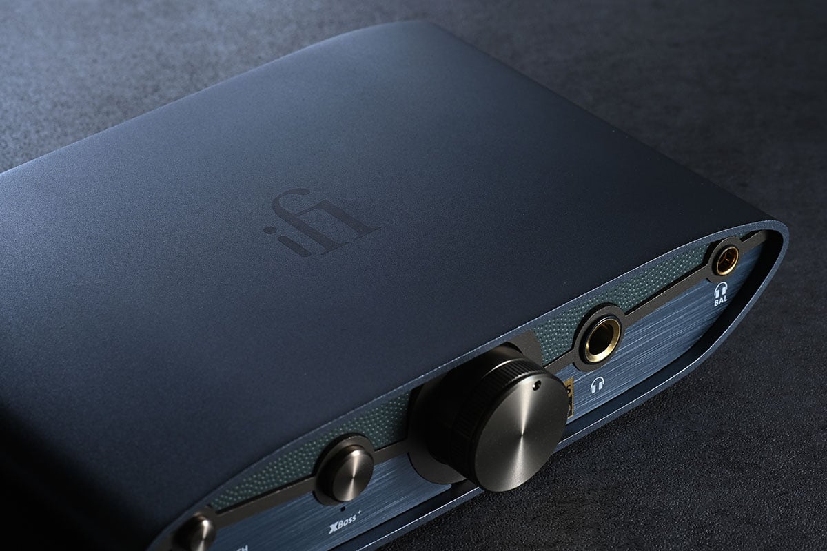 ZEN DAC 系列是 iFi 廣受好評而且有大量獎項肯定的解碼耳擴系列，包括連續 4 年被《What Hi-Fi?》評為「200 英鎊以下最佳 DAC」。今次最新推出的 ZEN DAC 3 就一口氣將 Hi-Res 支援規格加倍至高達 PCM 32bit/768kHz、DSD512，也繼續支援 MQA 解碼，改用了 USB-C 讓連接更方便，深灰色的全新外形也更專業。