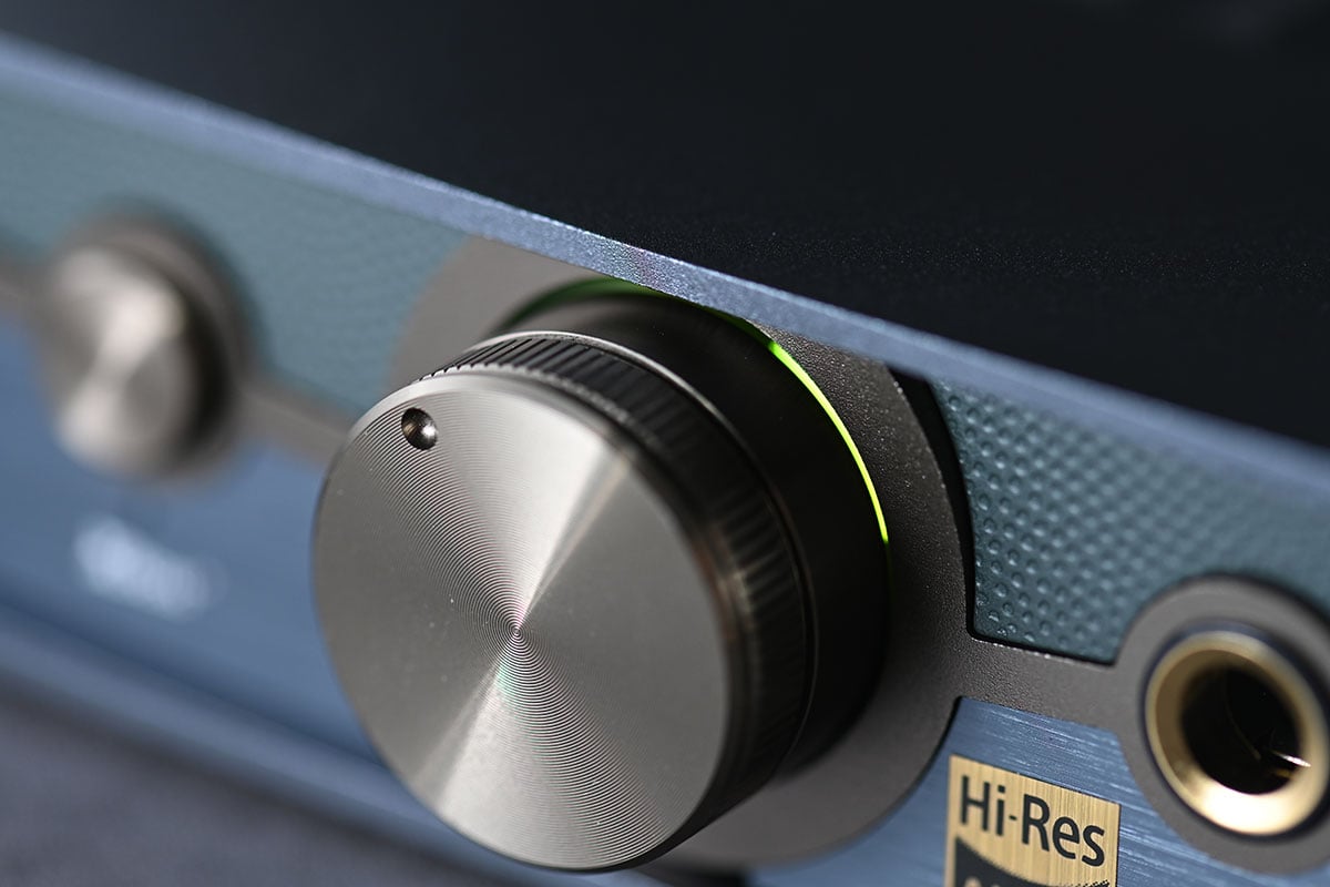ZEN DAC 系列是 iFi 廣受好評而且有大量獎項肯定的解碼耳擴系列，包括連續 4 年被《What Hi-Fi?》評為「200 英鎊以下最佳 DAC」。今次最新推出的 ZEN DAC 3 就一口氣將 Hi-Res 支援規格加倍至高達 PCM 32bit/768kHz、DSD512，也繼續支援 MQA 解碼，改用了 USB-C 讓連接更方便，深灰色的全新外形也更專業。