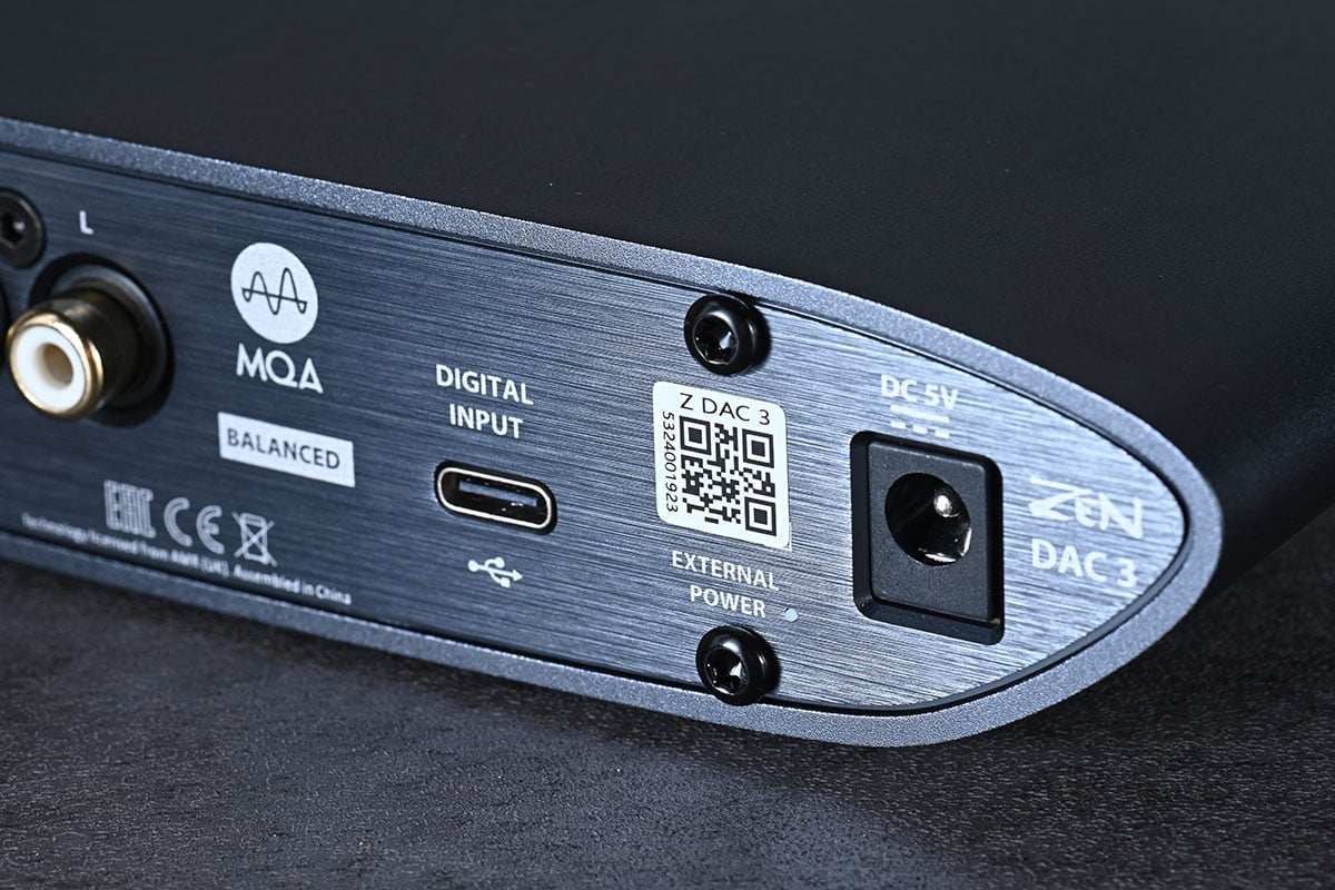 ZEN DAC 系列是 iFi 廣受好評而且有大量獎項肯定的解碼耳擴系列，包括連續 4 年被《What Hi-Fi?》評為「200 英鎊以下最佳 DAC」。今次最新推出的 ZEN DAC 3 就一口氣將 Hi-Res 支援規格加倍至高達 PCM 32bit/768kHz、DSD512，也繼續支援 MQA 解碼，改用了 USB-C 讓連接更方便，深灰色的全新外形也更專業。