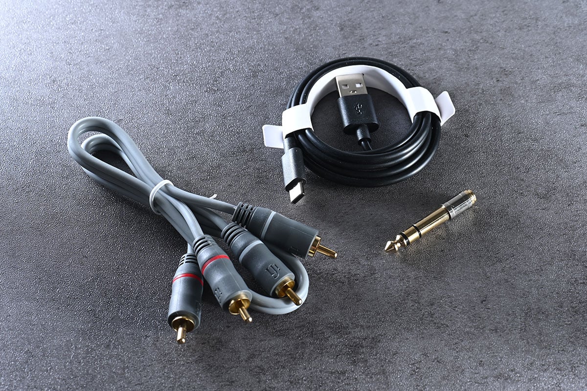 ZEN DAC 系列是 iFi 廣受好評而且有大量獎項肯定的解碼耳擴系列，包括連續 4 年被《What Hi-Fi?》評為「200 英鎊以下最佳 DAC」。今次最新推出的 ZEN DAC 3 就一口氣將 Hi-Res 支援規格加倍至高達 PCM 32bit/768kHz、DSD512，也繼續支援 MQA 解碼，改用了 USB-C 讓連接更方便，深灰色的全新外形也更專業。