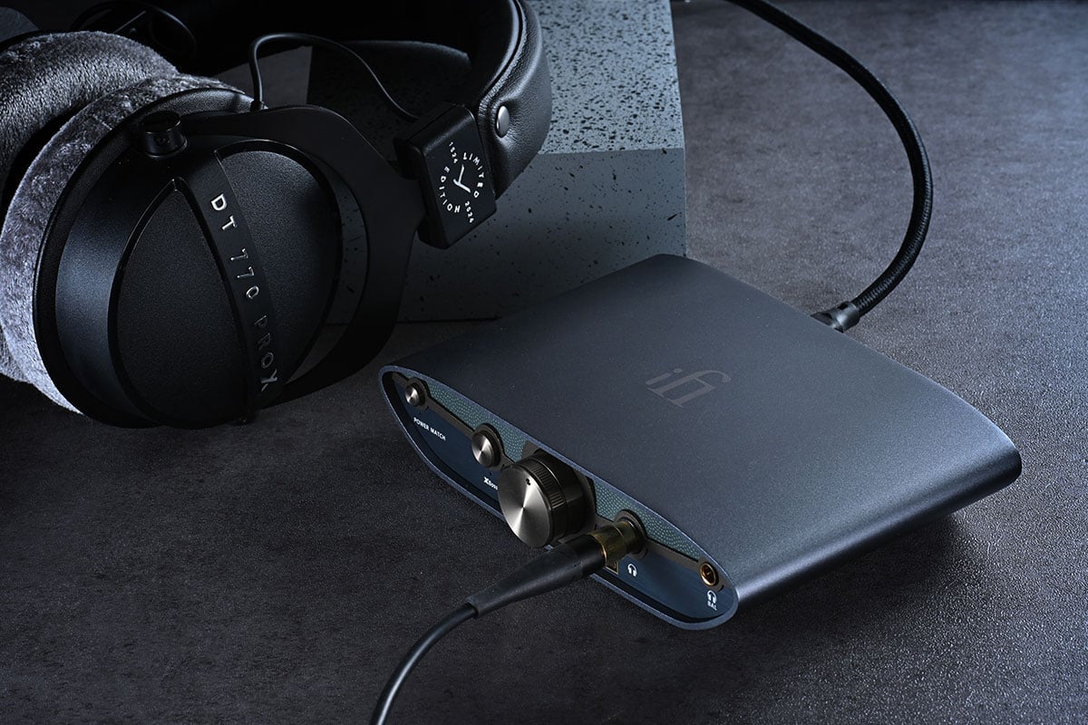 ZEN DAC 系列是 iFi 廣受好評而且有大量獎項肯定的解碼耳擴系列，包括連續 4 年被《What Hi-Fi?》評為「200 英鎊以下最佳 DAC」。今次最新推出的 ZEN DAC 3 就一口氣將 Hi-Res 支援規格加倍至高達 PCM 32bit/768kHz、DSD512，也繼續支援 MQA 解碼，改用了 USB-C 讓連接更方便，深灰色的全新外形也更專業。
