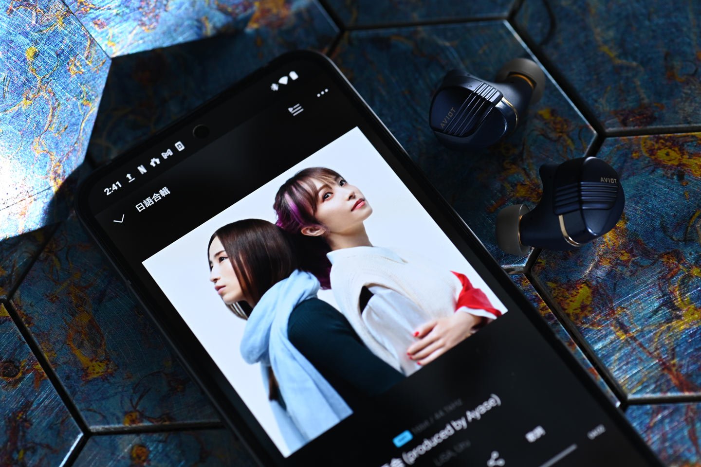 日本音響品牌 AVIOT 所推出的產品，往往都會帶給大家意想不到的驚喜，繼旗艦款式 TE-ZX1 搭載了 3 混合 5 單元結構之後，今次評測的 TE-W1 就用上最新的同軸雙動圈設計，配以 Ultra Deep Bass 獨家音響技術，實現令人驚艷的重低音表現。