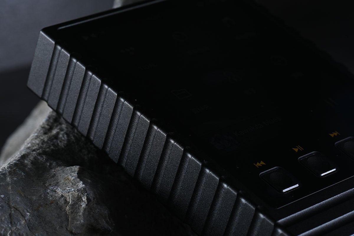 有留意開 DAP、耳擴等的朋友相信對 ONIX 這個品牌不會陌生，近期推出的 Miracle 多功能「分體機」、Mystic XP1 解碼耳擴連播放器都設計獨特，而且有不錯的口碑，黑、金的配色設計也很有辨識度。原來 2024 年已是 ONIX 創立的 45 周年，他們也在這個時候帶來了 Horizon 系列的第三款器材 Overture「序曲」，型號 XM5，雖然定位是「純音」音樂播放器，但作為 Horizon 這個突破與跨界的系列作品，當然也有獨特的「One More Thing」設計。