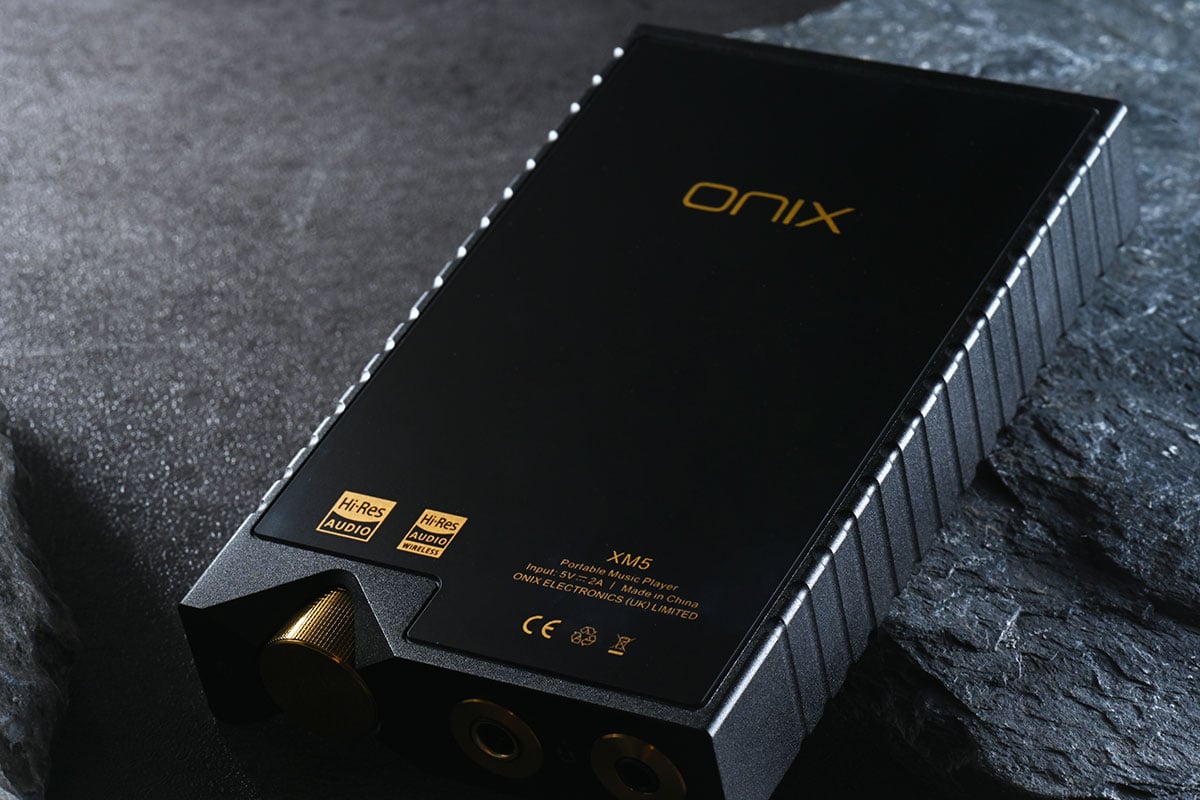 有留意開 DAP、耳擴等的朋友相信對 ONIX 這個品牌不會陌生，近期推出的 Miracle 多功能「分體機」、Mystic XP1 解碼耳擴連播放器都設計獨特，而且有不錯的口碑，黑、金的配色設計也很有辨識度。原來 2024 年已是 ONIX 創立的 45 周年，他們也在這個時候帶來了 Horizon 系列的第三款器材 Overture「序曲」，型號 XM5，雖然定位是「純音」音樂播放器，但作為 Horizon 這個突破與跨界的系列作品，當然也有獨特的「One More Thing」設計。
