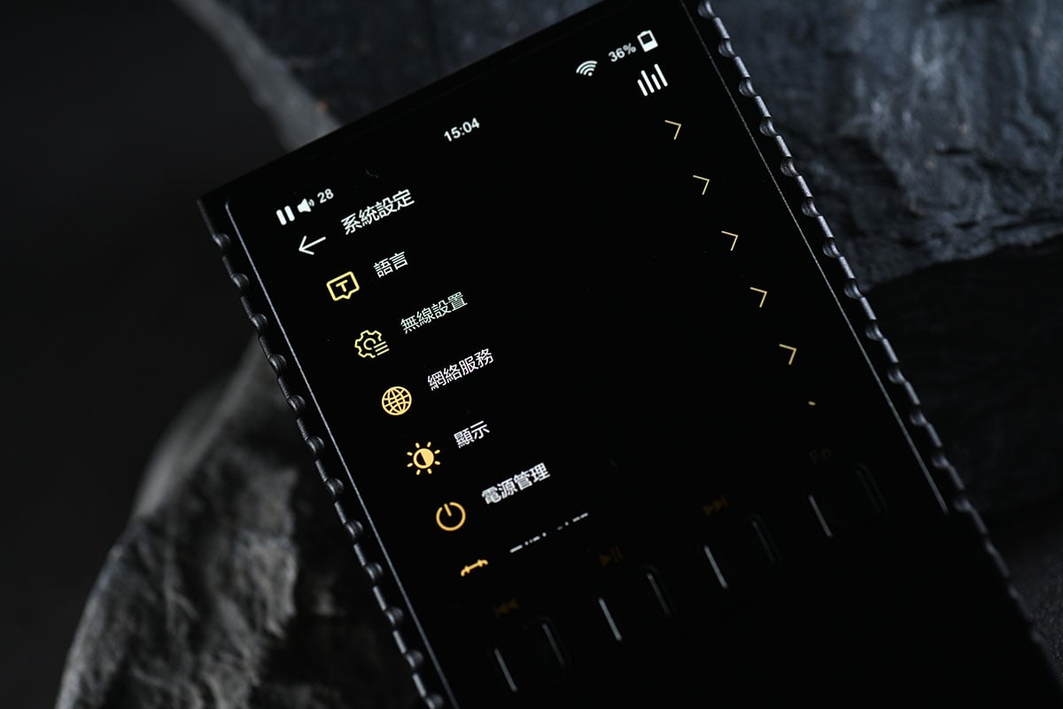 有留意開 DAP、耳擴等的朋友相信對 ONIX 這個品牌不會陌生，近期推出的 Miracle 多功能「分體機」、Mystic XP1 解碼耳擴連播放器都設計獨特，而且有不錯的口碑，黑、金的配色設計也很有辨識度。原來 2024 年已是 ONIX 創立的 45 周年，他們也在這個時候帶來了 Horizon 系列的第三款器材 Overture「序曲」，型號 XM5，雖然定位是「純音」音樂播放器，但作為 Horizon 這個突破與跨界的系列作品，當然也有獨特的「One More Thing」設計。