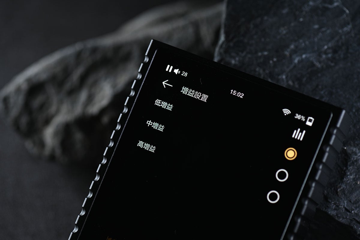 有留意開 DAP、耳擴等的朋友相信對 ONIX 這個品牌不會陌生，近期推出的 Miracle 多功能「分體機」、Mystic XP1 解碼耳擴連播放器都設計獨特，而且有不錯的口碑，黑、金的配色設計也很有辨識度。原來 2024 年已是 ONIX 創立的 45 周年，他們也在這個時候帶來了 Horizon 系列的第三款器材 Overture「序曲」，型號 XM5，雖然定位是「純音」音樂播放器，但作為 Horizon 這個突破與跨界的系列作品，當然也有獨特的「One More Thing」設計。