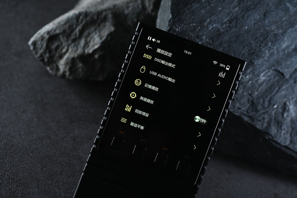 有留意開 DAP、耳擴等的朋友相信對 ONIX 這個品牌不會陌生，近期推出的 Miracle 多功能「分體機」、Mystic XP1 解碼耳擴連播放器都設計獨特，而且有不錯的口碑，黑、金的配色設計也很有辨識度。原來 2024 年已是 ONIX 創立的 45 周年，他們也在這個時候帶來了 Horizon 系列的第三款器材 Overture「序曲」，型號 XM5，雖然定位是「純音」音樂播放器，但作為 Horizon 這個突破與跨界的系列作品，當然也有獨特的「One More Thing」設計。
