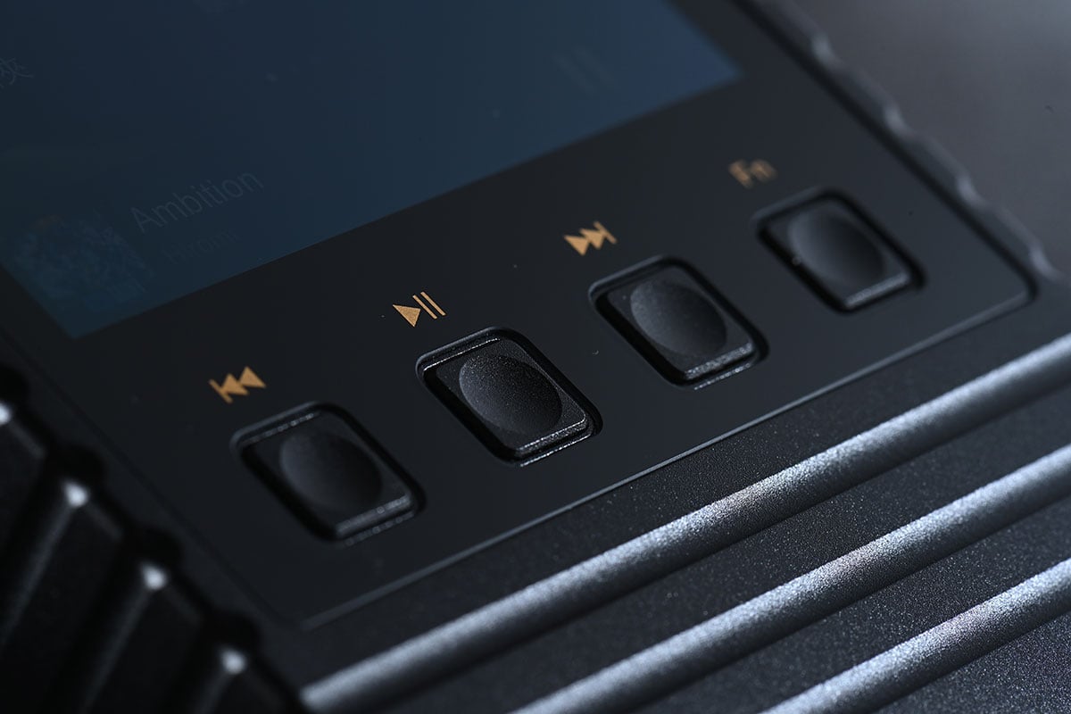 有留意開 DAP、耳擴等的朋友相信對 ONIX 這個品牌不會陌生，近期推出的 Miracle 多功能「分體機」、Mystic XP1 解碼耳擴連播放器都設計獨特，而且有不錯的口碑，黑、金的配色設計也很有辨識度。原來 2024 年已是 ONIX 創立的 45 周年，他們也在這個時候帶來了 Horizon 系列的第三款器材 Overture「序曲」，型號 XM5，雖然定位是「純音」音樂播放器，但作為 Horizon 這個突破與跨界的系列作品，當然也有獨特的「One More Thing」設計。