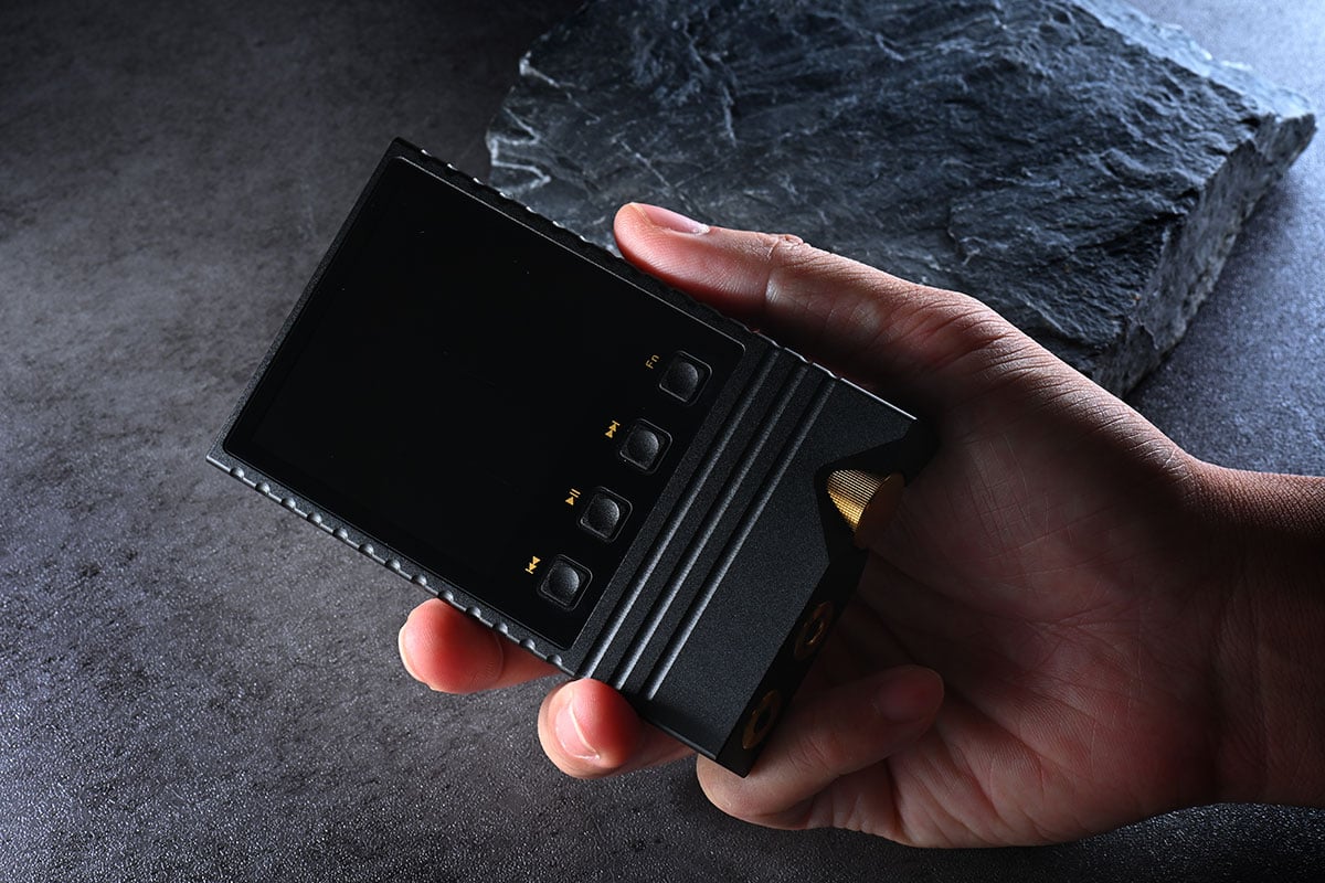 有留意開 DAP、耳擴等的朋友相信對 ONIX 這個品牌不會陌生，近期推出的 Miracle 多功能「分體機」、Mystic XP1 解碼耳擴連播放器都設計獨特，而且有不錯的口碑，黑、金的配色設計也很有辨識度。原來 2024 年已是 ONIX 創立的 45 周年，他們也在這個時候帶來了 Horizon 系列的第三款器材 Overture「序曲」，型號 XM5，雖然定位是「純音」音樂播放器，但作為 Horizon 這個突破與跨界的系列作品，當然也有獨特的「One More Thing」設計。