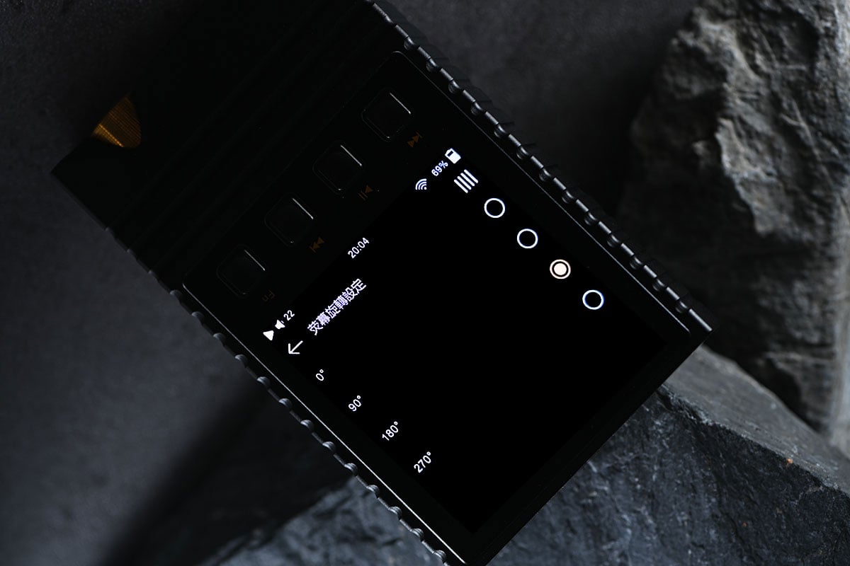 有留意開 DAP、耳擴等的朋友相信對 ONIX 這個品牌不會陌生，近期推出的 Miracle 多功能「分體機」、Mystic XP1 解碼耳擴連播放器都設計獨特，而且有不錯的口碑，黑、金的配色設計也很有辨識度。原來 2024 年已是 ONIX 創立的 45 周年，他們也在這個時候帶來了 Horizon 系列的第三款器材 Overture「序曲」，型號 XM5，雖然定位是「純音」音樂播放器，但作為 Horizon 這個突破與跨界的系列作品，當然也有獨特的「One More Thing」設計。