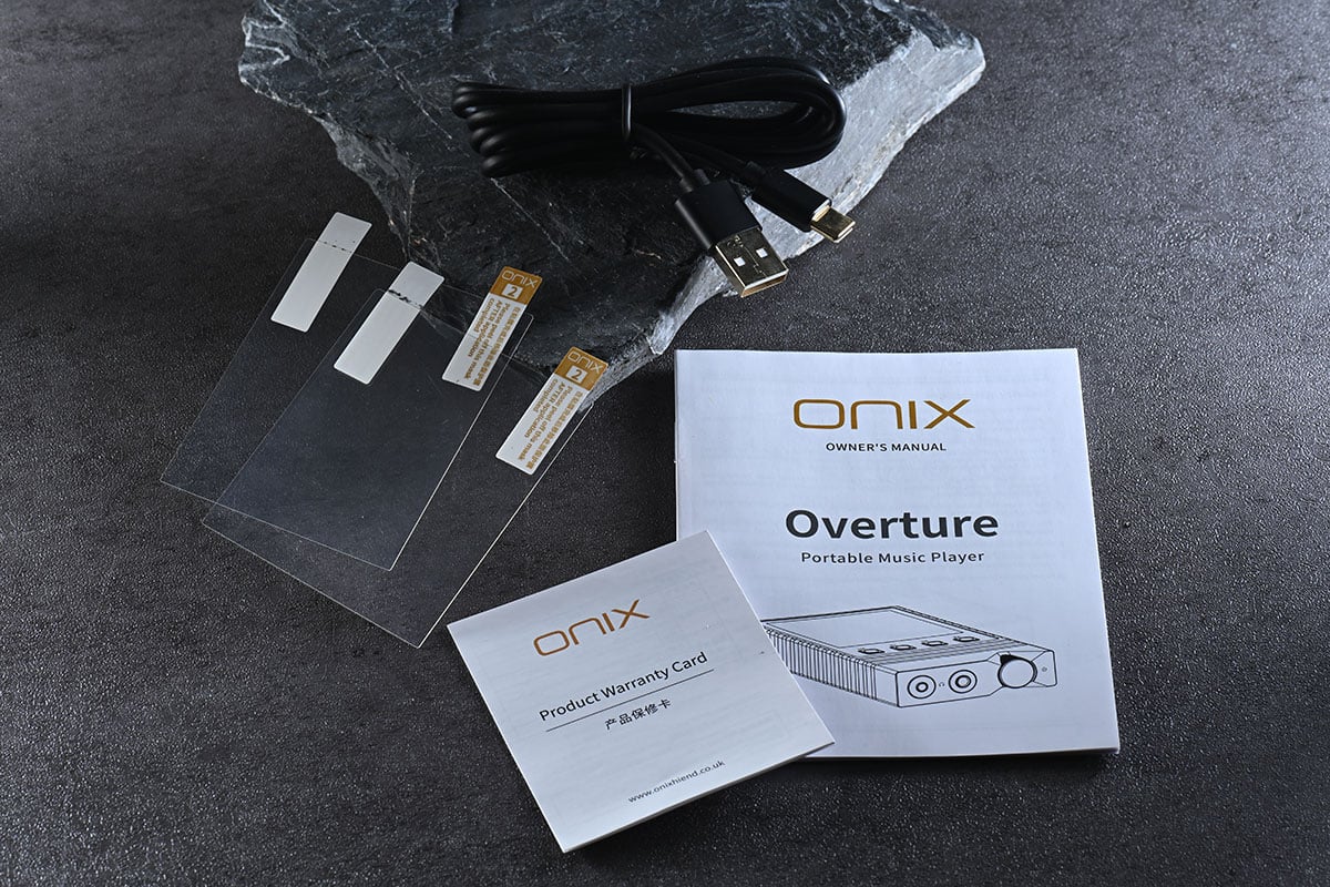 有留意開 DAP、耳擴等的朋友相信對 ONIX 這個品牌不會陌生，近期推出的 Miracle 多功能「分體機」、Mystic XP1 解碼耳擴連播放器都設計獨特，而且有不錯的口碑，黑、金的配色設計也很有辨識度。原來 2024 年已是 ONIX 創立的 45 周年，他們也在這個時候帶來了 Horizon 系列的第三款器材 Overture「序曲」，型號 XM5，雖然定位是「純音」音樂播放器，但作為 Horizon 這個突破與跨界的系列作品，當然也有獨特的「One More Thing」設計。