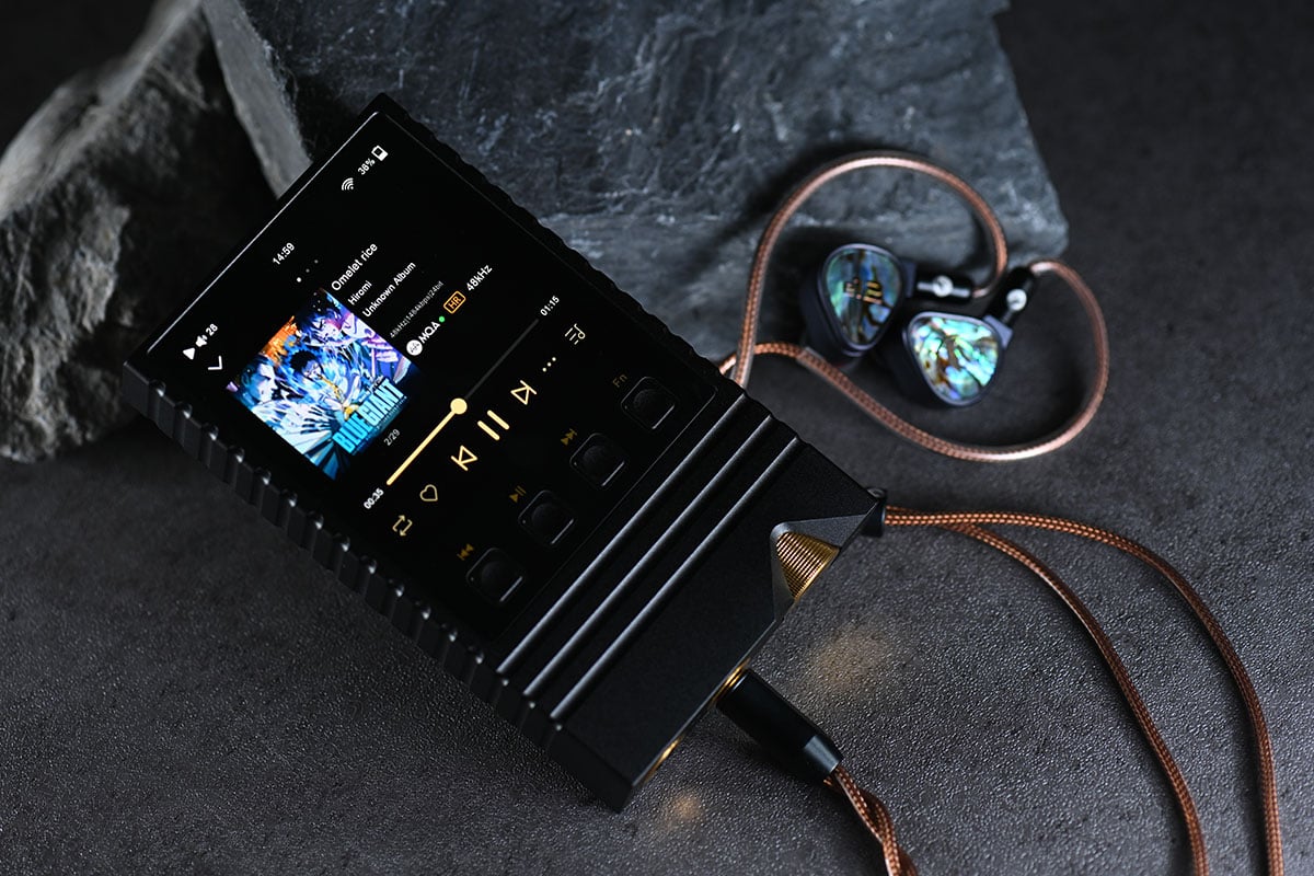 有留意開 DAP、耳擴等的朋友相信對 ONIX 這個品牌不會陌生，近期推出的 Miracle 多功能「分體機」、Mystic XP1 解碼耳擴連播放器都設計獨特，而且有不錯的口碑，黑、金的配色設計也很有辨識度。原來 2024 年已是 ONIX 創立的 45 周年，他們也在這個時候帶來了 Horizon 系列的第三款器材 Overture「序曲」，型號 XM5，雖然定位是「純音」音樂播放器，但作為 Horizon 這個突破與跨界的系列作品，當然也有獨特的「One More Thing」設計。