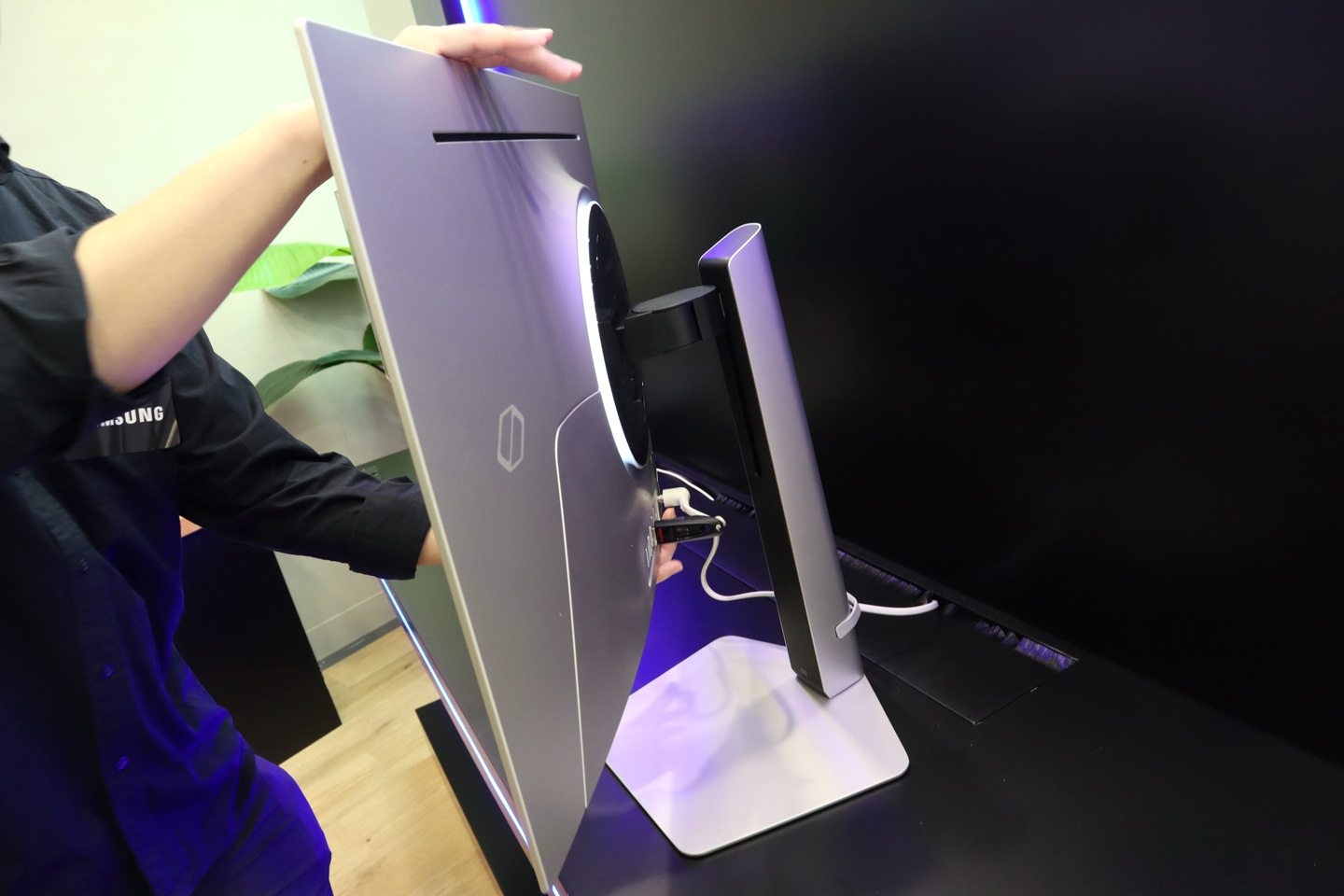 Samsung 今日（4/6）舉行產品發佈會，正式推出 2024 年款的 Odyssey OLED 電競顯示器，搭載高達 360Hz 刷新率及 0.03ms 反應時間，Samsung強調新作不再只是電競顯示屏，亦首度引入電視系列的 AI 功能，為用家帶來更高質的串流娛樂體驗。