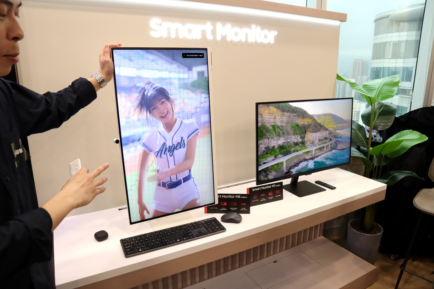 Samsung 今日（4/6）舉行產品發佈會，正式推出 2024 年款的 Odyssey OLED 電競顯示器，搭載高達 360Hz 刷新率及 0.03ms 反應時間，Samsung強調新作不再只是電競顯示屏，亦首度引入電視系列的 AI 功能，為用家帶來更高質的串流娛樂體驗。