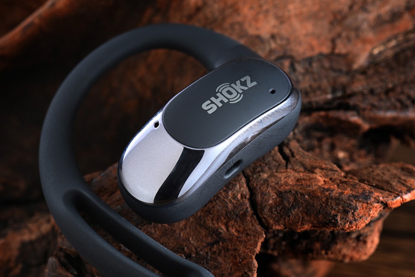 Shokz 於去年推出首款開放式發聲單元耳機後，相隔一年迎來第二款產品，名為 OpenFit Air。新耳機採用全新耳掛設計，佩戴更舒適，而且支援專屬 App 使用，更重要的是，價錢比 OpenFit 平了一大截，更易入手。