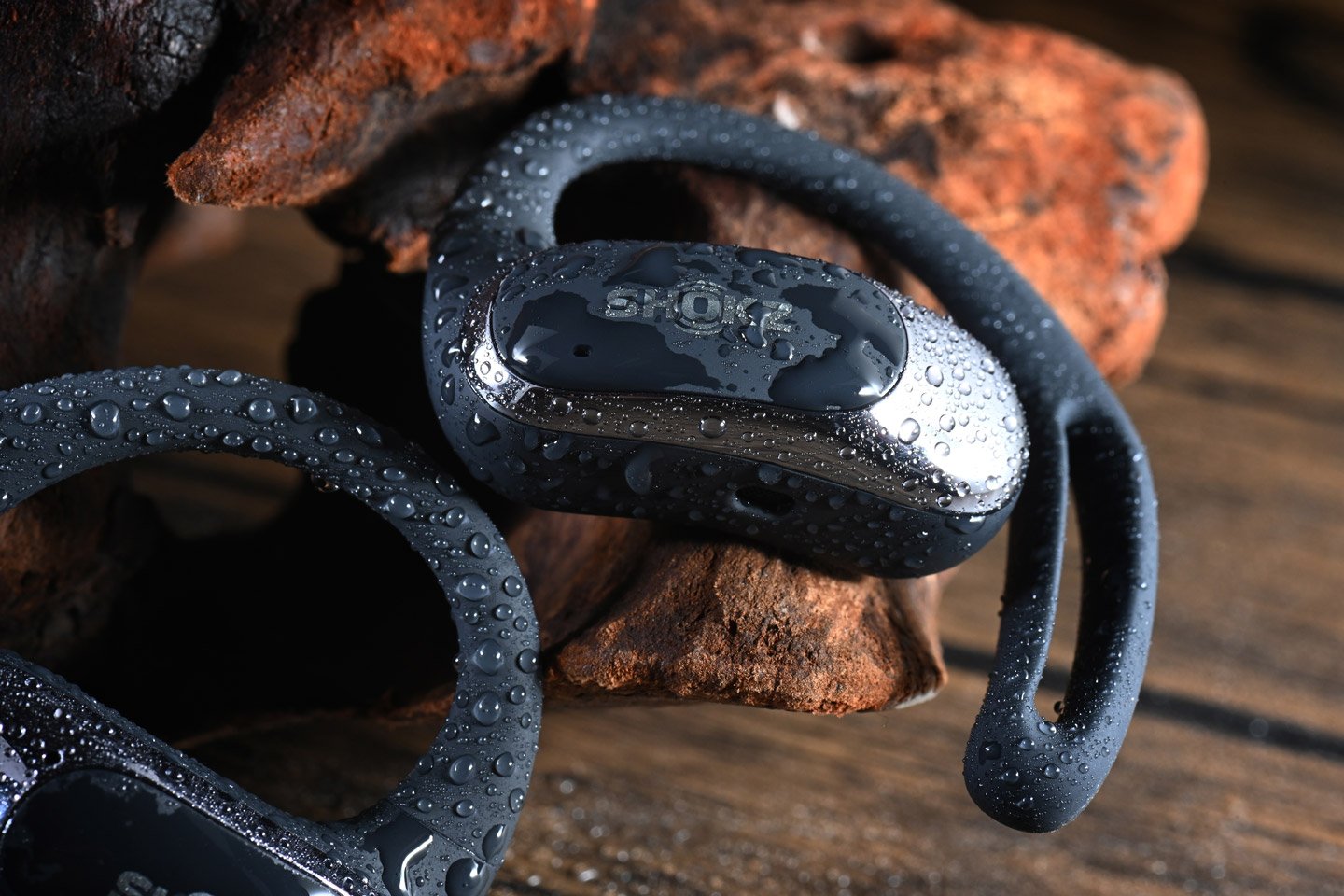 Shokz 於去年推出首款開放式發聲單元耳機後，相隔一年迎來第二款產品，名為 OpenFit Air。新耳機採用全新耳掛設計，佩戴更舒適，而且支援專屬 App 使用，更重要的是，價錢比 OpenFit 平了一大截，更易入手。