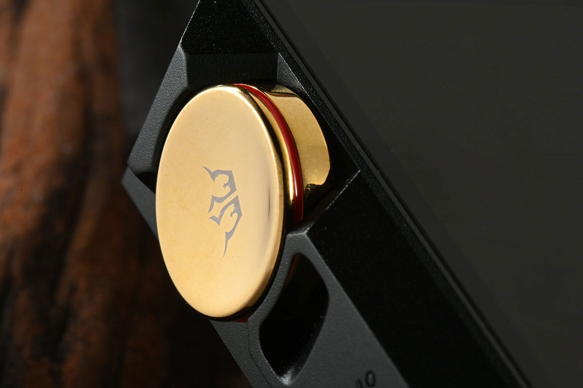 講到 Luxury & Precision 大家可能想到的是全電阻網路分立 R2R DAC 設計，不走平常路線，售價貴得來也的確有其獨到之處，有著別家模仿不來的音色，因此很受用家喜愛。今次最新推出的旗艦 E7 也是採用了獨特設計，配備已經停產的絕版 AK4497 解碼晶片，同時又有可換模組設計，既有自家獨特音色，又有後續擴展的各種可能性。