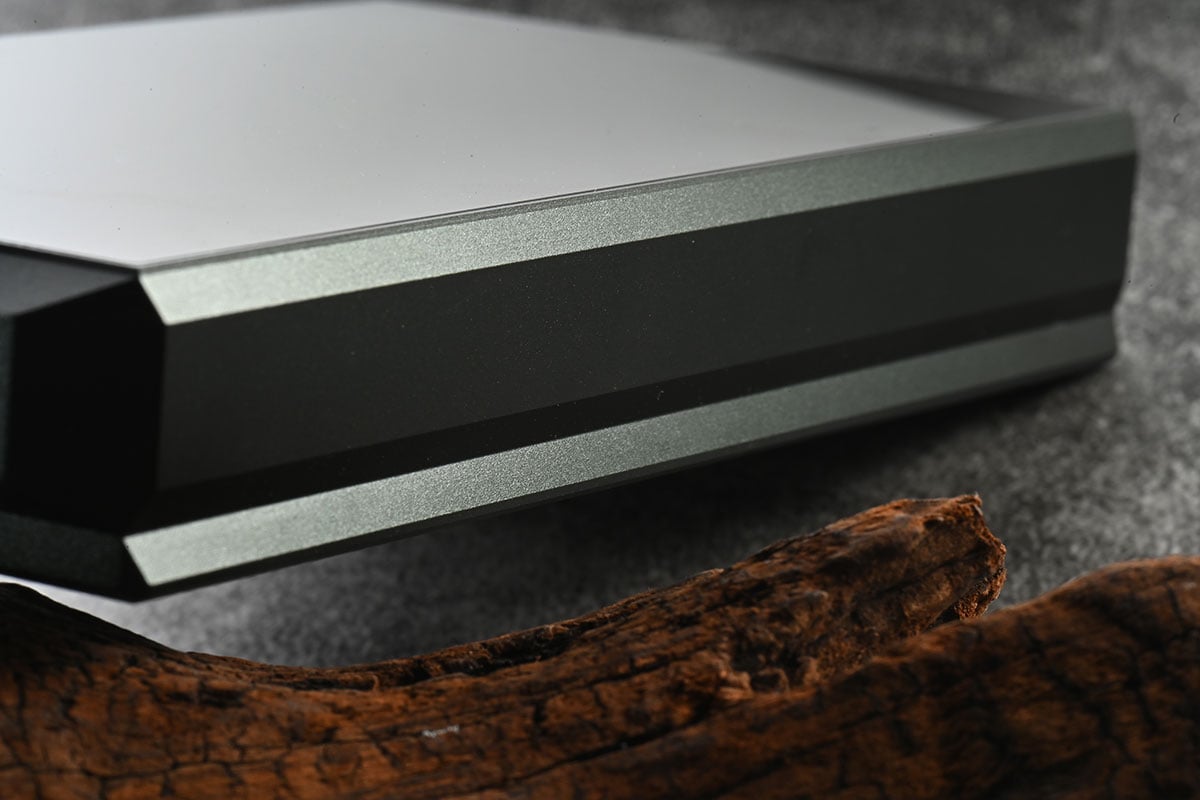 講到 Luxury & Precision 大家可能想到的是全電阻網路分立 R2R DAC 設計，不走平常路線，售價貴得來也的確有其獨到之處，有著別家模仿不來的音色，因此很受用家喜愛。今次最新推出的旗艦 E7 也是採用了獨特設計，配備已經停產的絕版 AK4497 解碼晶片，同時又有可換模組設計，既有自家獨特音色，又有後續擴展的各種可能性。
