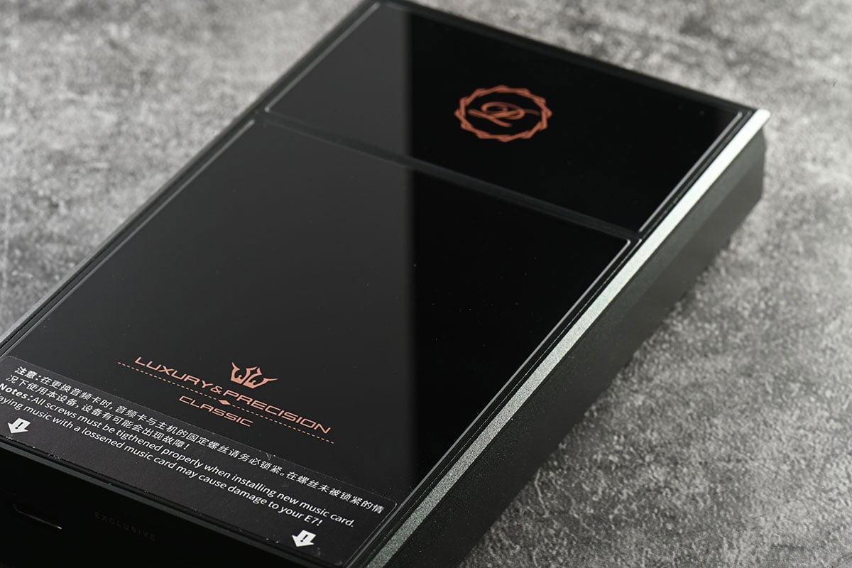 講到 Luxury & Precision 大家可能想到的是全電阻網路分立 R2R DAC 設計，不走平常路線，售價貴得來也的確有其獨到之處，有著別家模仿不來的音色，因此很受用家喜愛。今次最新推出的旗艦 E7 也是採用了獨特設計，配備已經停產的絕版 AK4497 解碼晶片，同時又有可換模組設計，既有自家獨特音色，又有後續擴展的各種可能性。