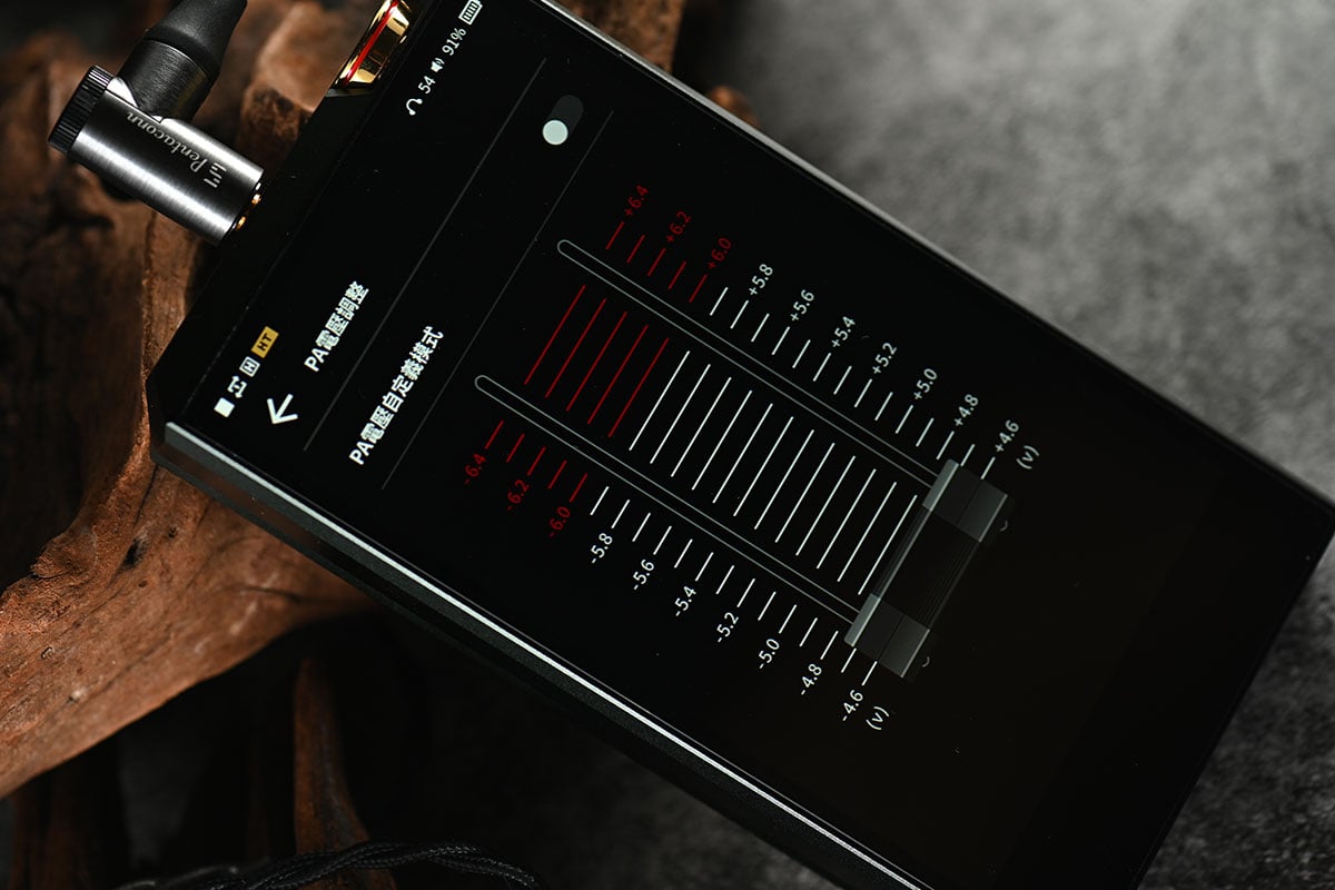 講到 Luxury & Precision 大家可能想到的是全電阻網路分立 R2R DAC 設計，不走平常路線，售價貴得來也的確有其獨到之處，有著別家模仿不來的音色，因此很受用家喜愛。今次最新推出的旗艦 E7 也是採用了獨特設計，配備已經停產的絕版 AK4497 解碼晶片，同時又有可換模組設計，既有自家獨特音色，又有後續擴展的各種可能性。