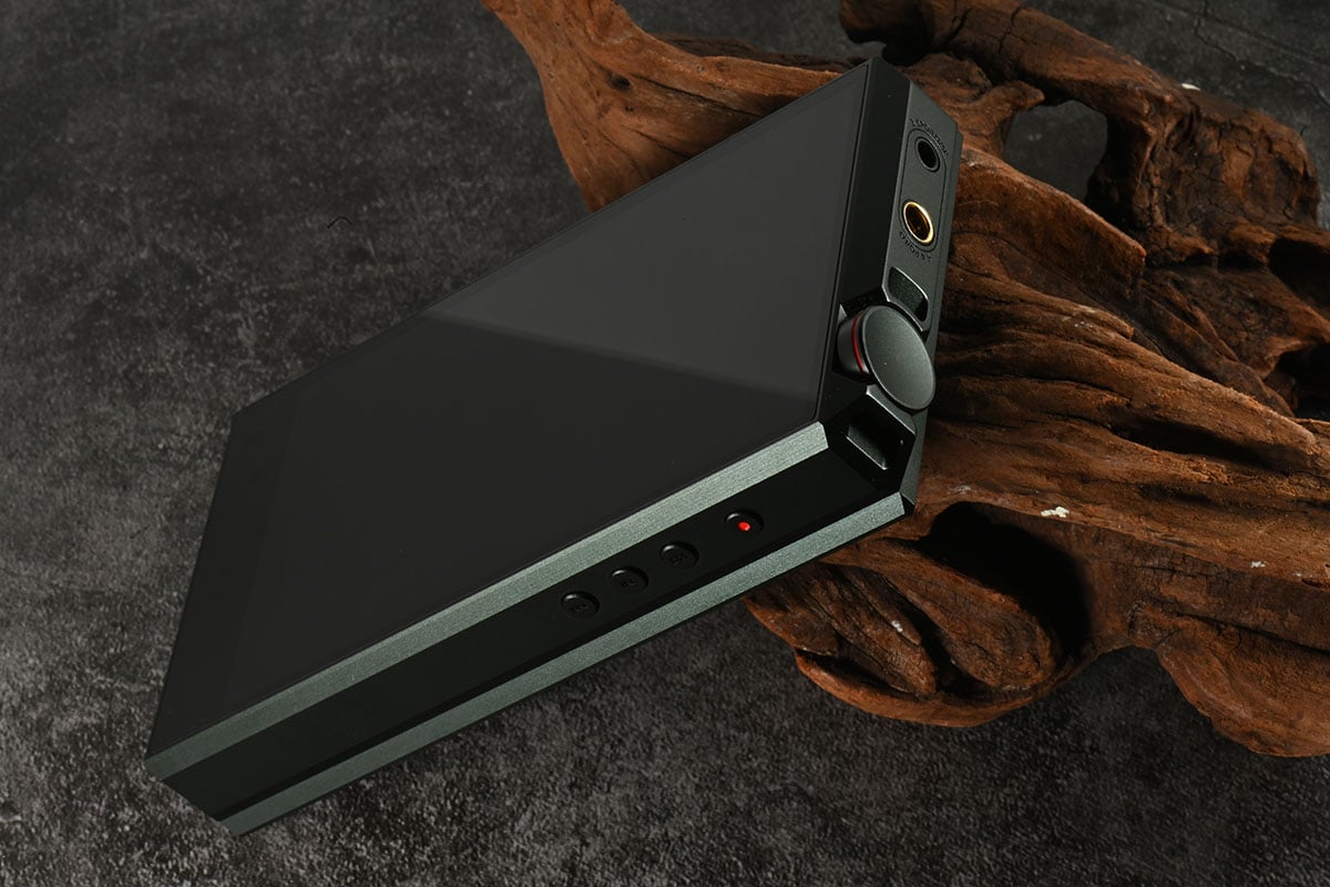 講到 Luxury & Precision 大家可能想到的是全電阻網路分立 R2R DAC 設計，不走平常路線，售價貴得來也的確有其獨到之處，有著別家模仿不來的音色，因此很受用家喜愛。今次最新推出的旗艦 E7 也是採用了獨特設計，配備已經停產的絕版 AK4497 解碼晶片，同時又有可換模組設計，既有自家獨特音色，又有後續擴展的各種可能性。