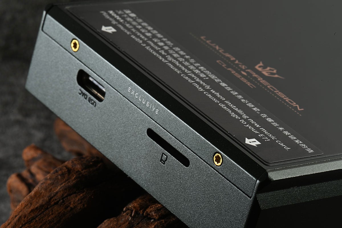 講到 Luxury & Precision 大家可能想到的是全電阻網路分立 R2R DAC 設計，不走平常路線，售價貴得來也的確有其獨到之處，有著別家模仿不來的音色，因此很受用家喜愛。今次最新推出的旗艦 E7 也是採用了獨特設計，配備已經停產的絕版 AK4497 解碼晶片，同時又有可換模組設計，既有自家獨特音色，又有後續擴展的各種可能性。
