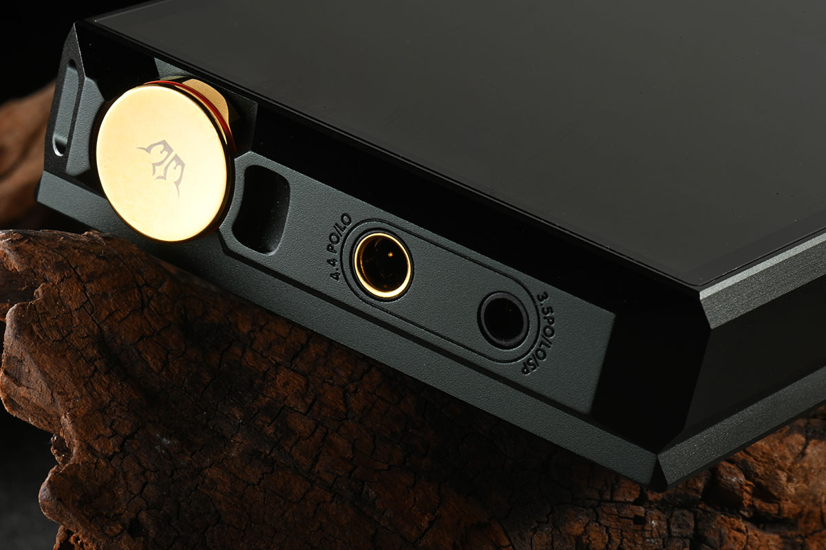 講到 Luxury & Precision 大家可能想到的是全電阻網路分立 R2R DAC 設計，不走平常路線，售價貴得來也的確有其獨到之處，有著別家模仿不來的音色，因此很受用家喜愛。今次最新推出的旗艦 E7 也是採用了獨特設計，配備已經停產的絕版 AK4497 解碼晶片，同時又有可換模組設計，既有自家獨特音色，又有後續擴展的各種可能性。