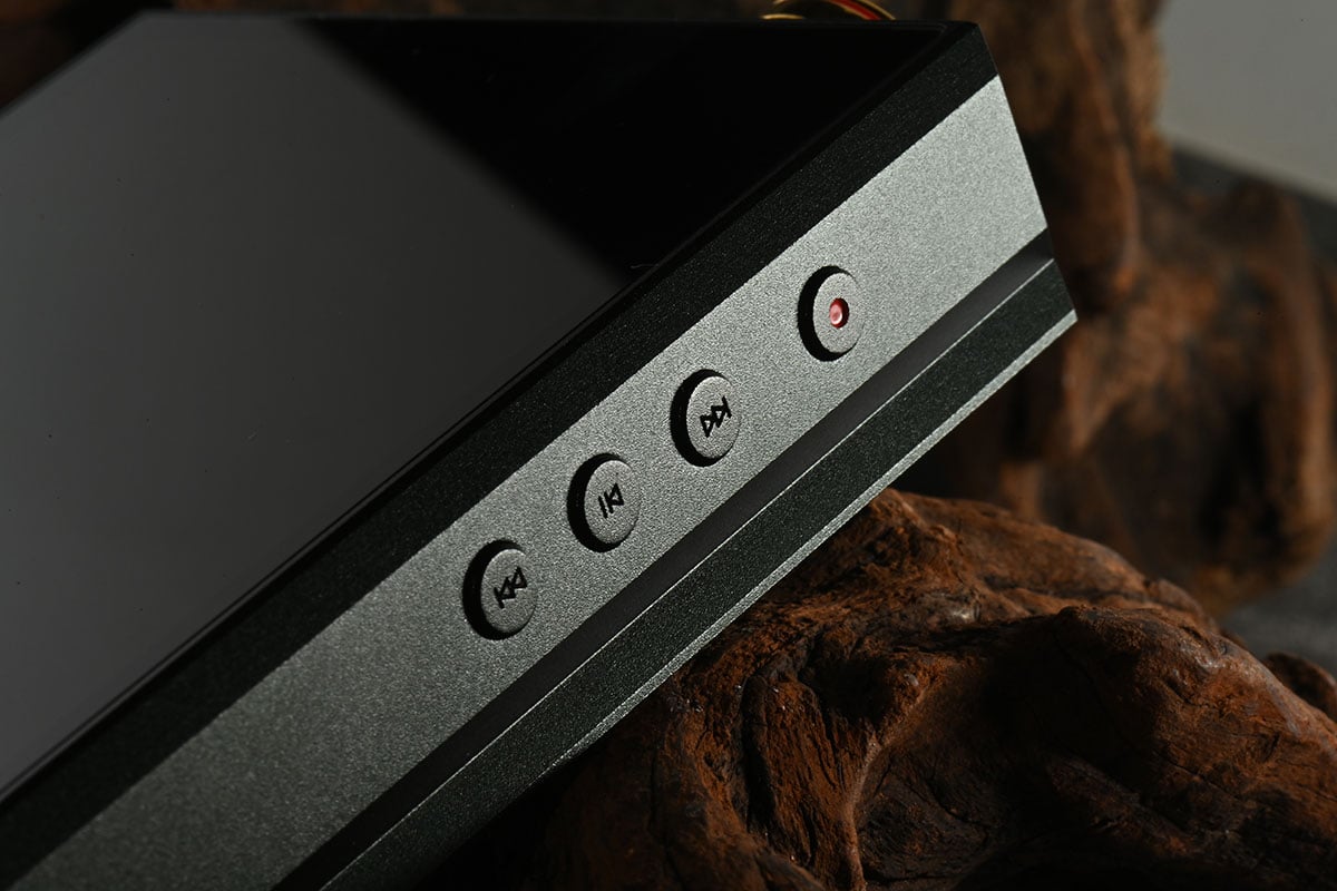 講到 Luxury & Precision 大家可能想到的是全電阻網路分立 R2R DAC 設計，不走平常路線，售價貴得來也的確有其獨到之處，有著別家模仿不來的音色，因此很受用家喜愛。今次最新推出的旗艦 E7 也是採用了獨特設計，配備已經停產的絕版 AK4497 解碼晶片，同時又有可換模組設計，既有自家獨特音色，又有後續擴展的各種可能性。