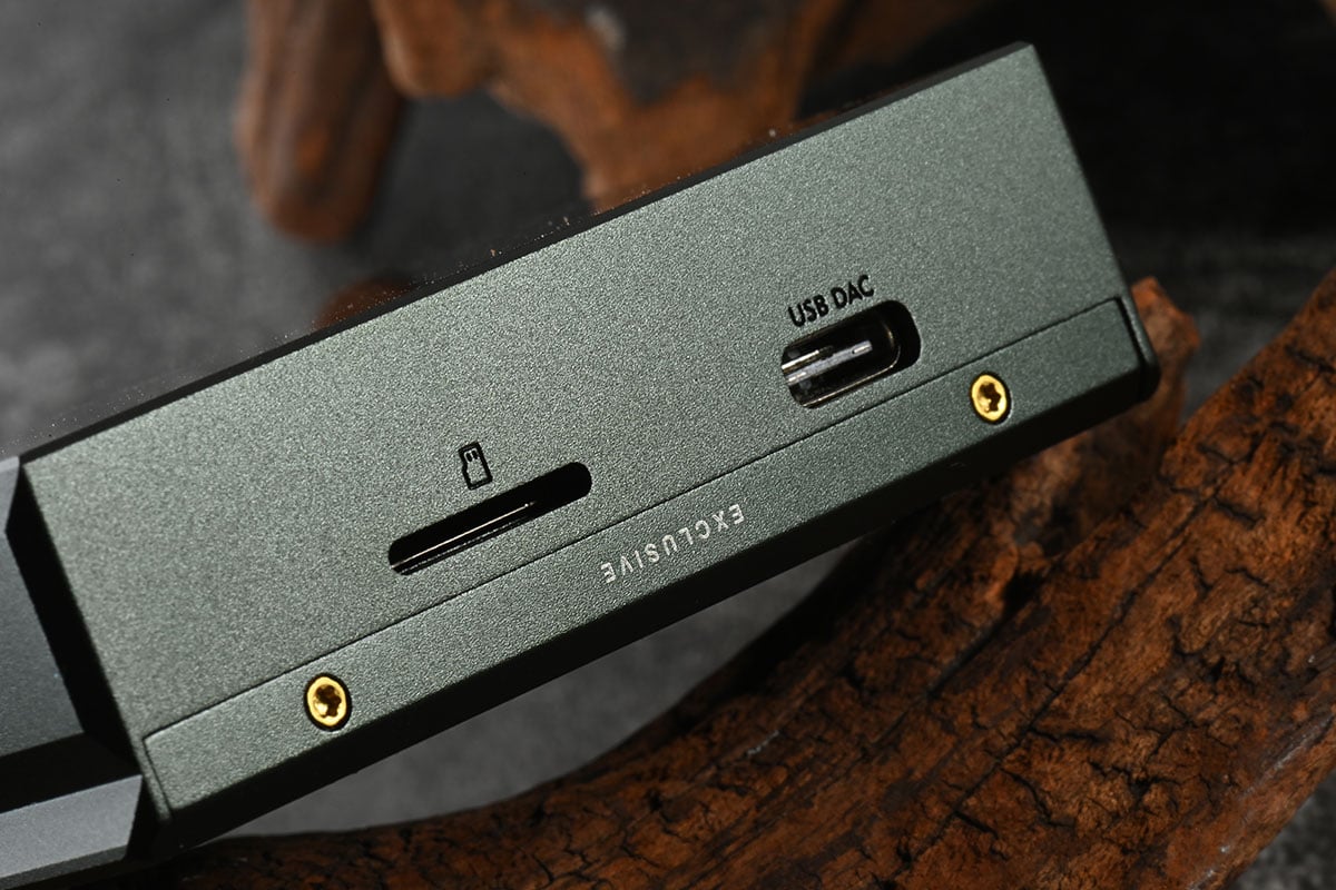 講到 Luxury & Precision 大家可能想到的是全電阻網路分立 R2R DAC 設計，不走平常路線，售價貴得來也的確有其獨到之處，有著別家模仿不來的音色，因此很受用家喜愛。今次最新推出的旗艦 E7 也是採用了獨特設計，配備已經停產的絕版 AK4497 解碼晶片，同時又有可換模組設計，既有自家獨特音色，又有後續擴展的各種可能性。
