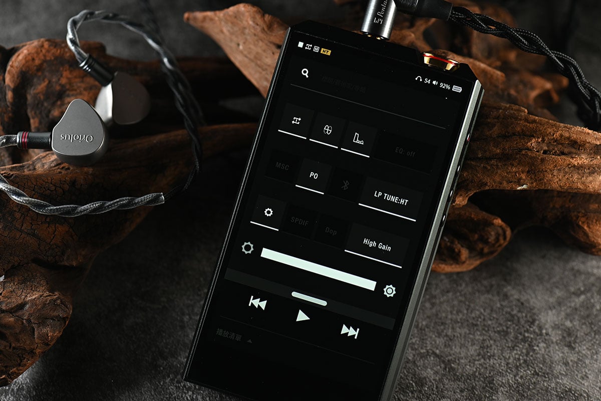 講到 Luxury & Precision 大家可能想到的是全電阻網路分立 R2R DAC 設計，不走平常路線，售價貴得來也的確有其獨到之處，有著別家模仿不來的音色，因此很受用家喜愛。今次最新推出的旗艦 E7 也是採用了獨特設計，配備已經停產的絕版 AK4497 解碼晶片，同時又有可換模組設計，既有自家獨特音色，又有後續擴展的各種可能性。