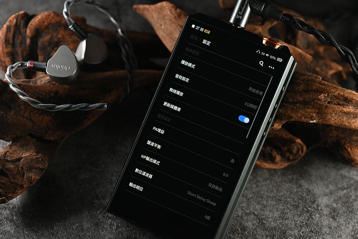 講到 Luxury & Precision 大家可能想到的是全電阻網路分立 R2R DAC 設計，不走平常路線，售價貴得來也的確有其獨到之處，有著別家模仿不來的音色，因此很受用家喜愛。今次最新推出的旗艦 E7 也是採用了獨特設計，配備已經停產的絕版 AK4497 解碼晶片，同時又有可換模組設計，既有自家獨特音色，又有後續擴展的各種可能性。