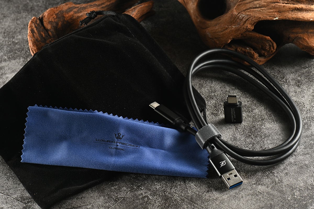 講到 Luxury & Precision 大家可能想到的是全電阻網路分立 R2R DAC 設計，不走平常路線，售價貴得來也的確有其獨到之處，有著別家模仿不來的音色，因此很受用家喜愛。今次最新推出的旗艦 E7 也是採用了獨特設計，配備已經停產的絕版 AK4497 解碼晶片，同時又有可換模組設計，既有自家獨特音色，又有後續擴展的各種可能性。