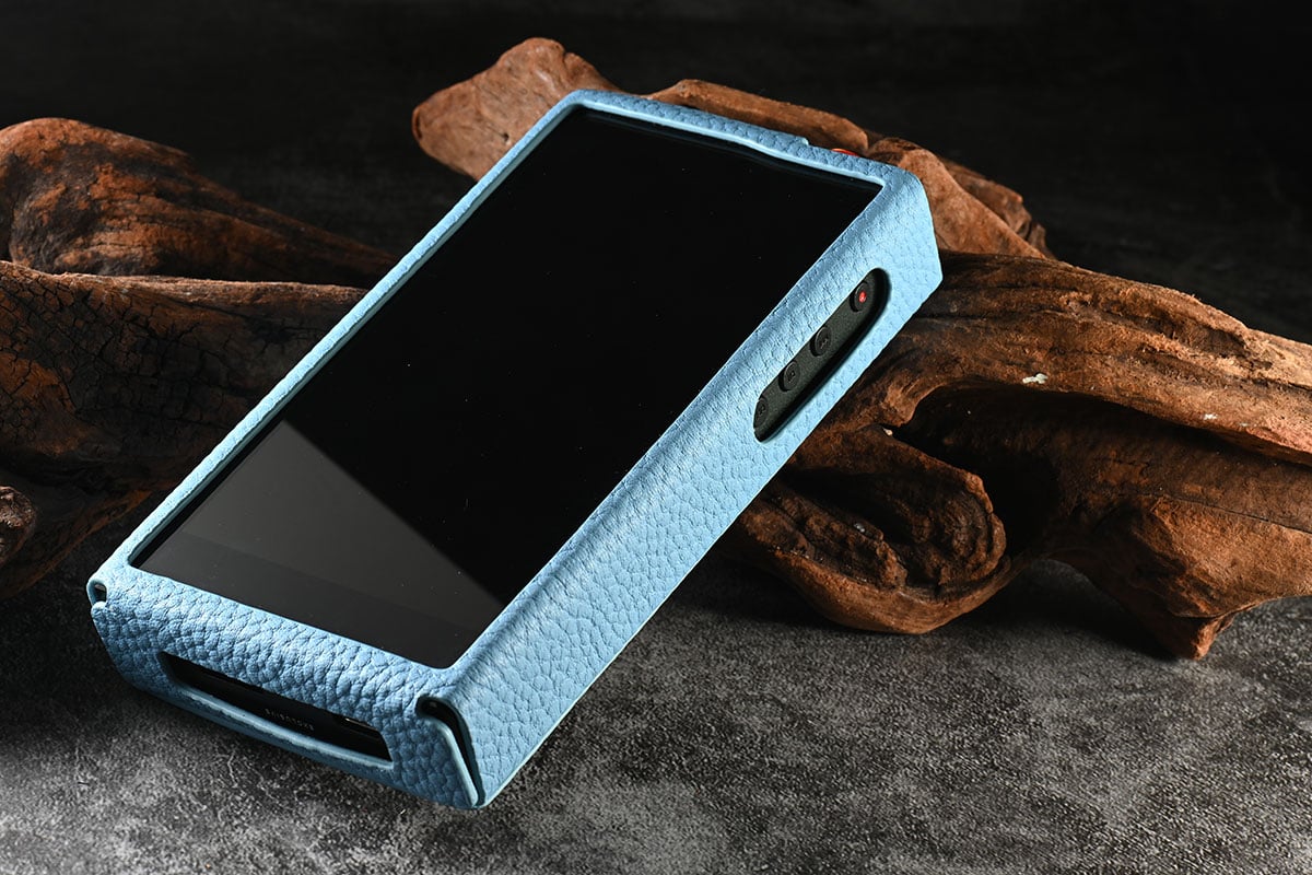 講到 Luxury & Precision 大家可能想到的是全電阻網路分立 R2R DAC 設計，不走平常路線，售價貴得來也的確有其獨到之處，有著別家模仿不來的音色，因此很受用家喜愛。今次最新推出的旗艦 E7 也是採用了獨特設計，配備已經停產的絕版 AK4497 解碼晶片，同時又有可換模組設計，既有自家獨特音色，又有後續擴展的各種可能性。