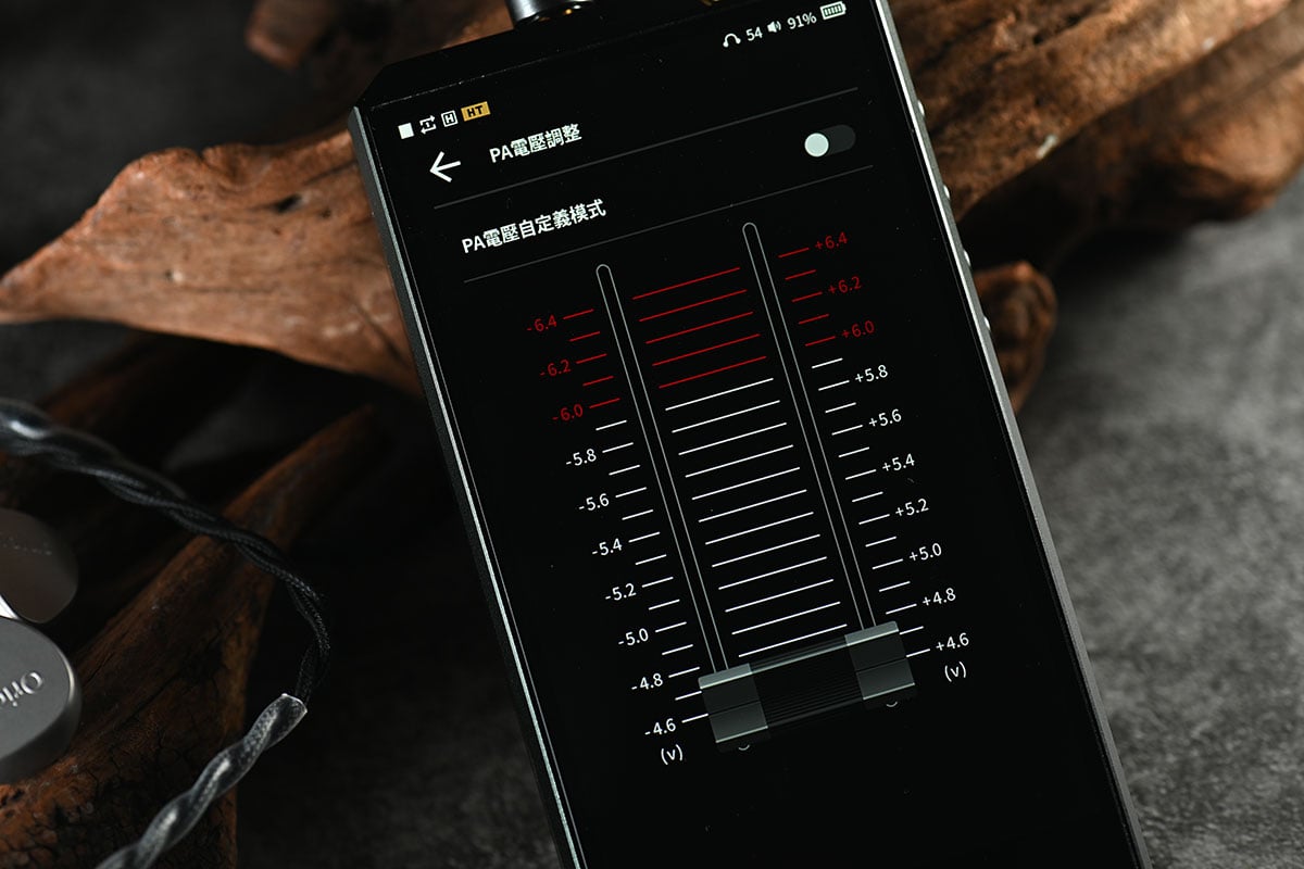 講到 Luxury & Precision 大家可能想到的是全電阻網路分立 R2R DAC 設計，不走平常路線，售價貴得來也的確有其獨到之處，有著別家模仿不來的音色，因此很受用家喜愛。今次最新推出的旗艦 E7 也是採用了獨特設計，配備已經停產的絕版 AK4497 解碼晶片，同時又有可換模組設計，既有自家獨特音色，又有後續擴展的各種可能性。