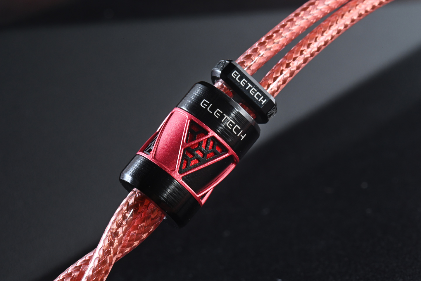 新加坡品牌 Eletech 一直致力挖掘不同金屬物料對於聲音的純粹性和影響，其《雅典學院》系列在過往已展現了純銅和純銀這兩種材料的獨特音色，為了尋求突破性的發展，新推出的 Aristotle 和 Euclid 採用了全新的三重同軸雙混合利茲結構和半固體油浸金屬工藝，將自家導體的聲音特性更完美地發揮出來。